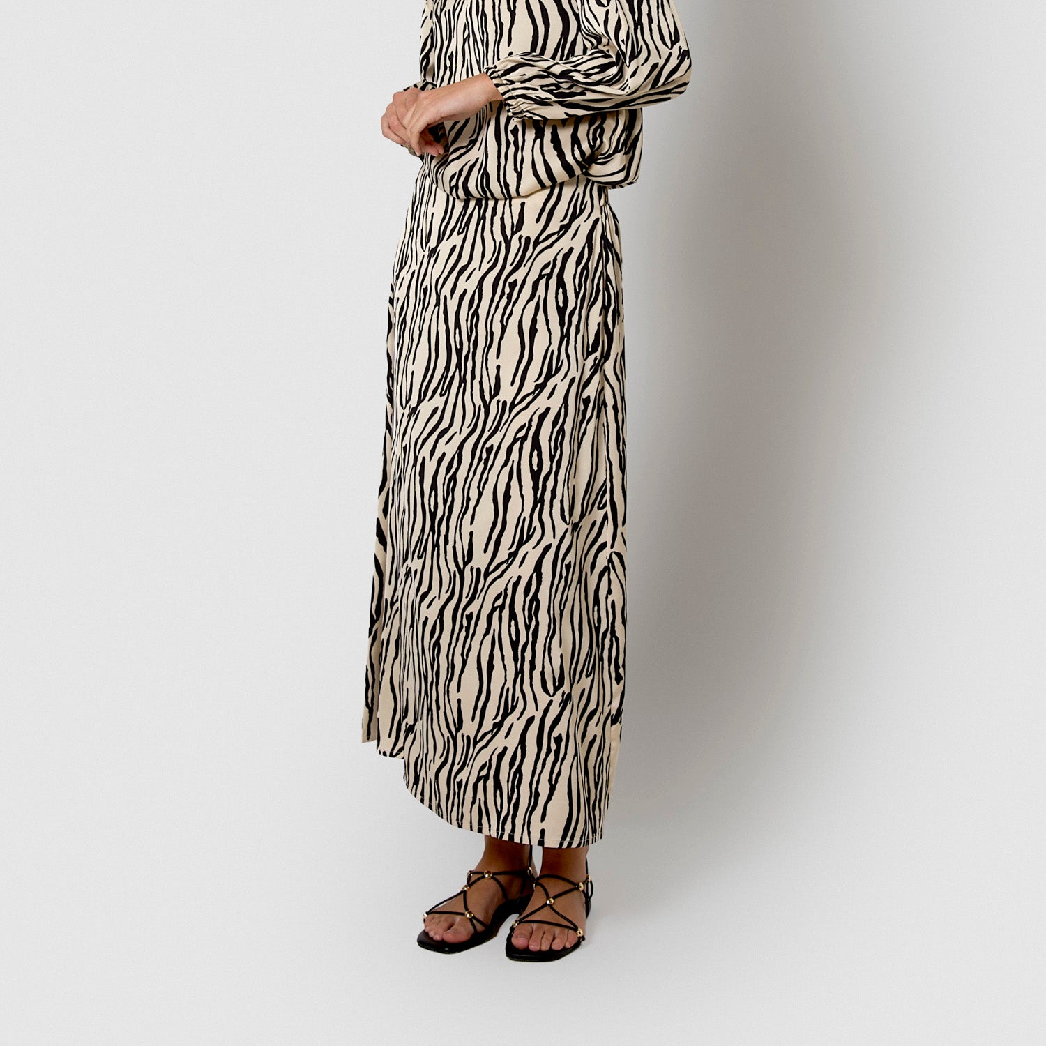 Gonna midi svasata in raso nero yves