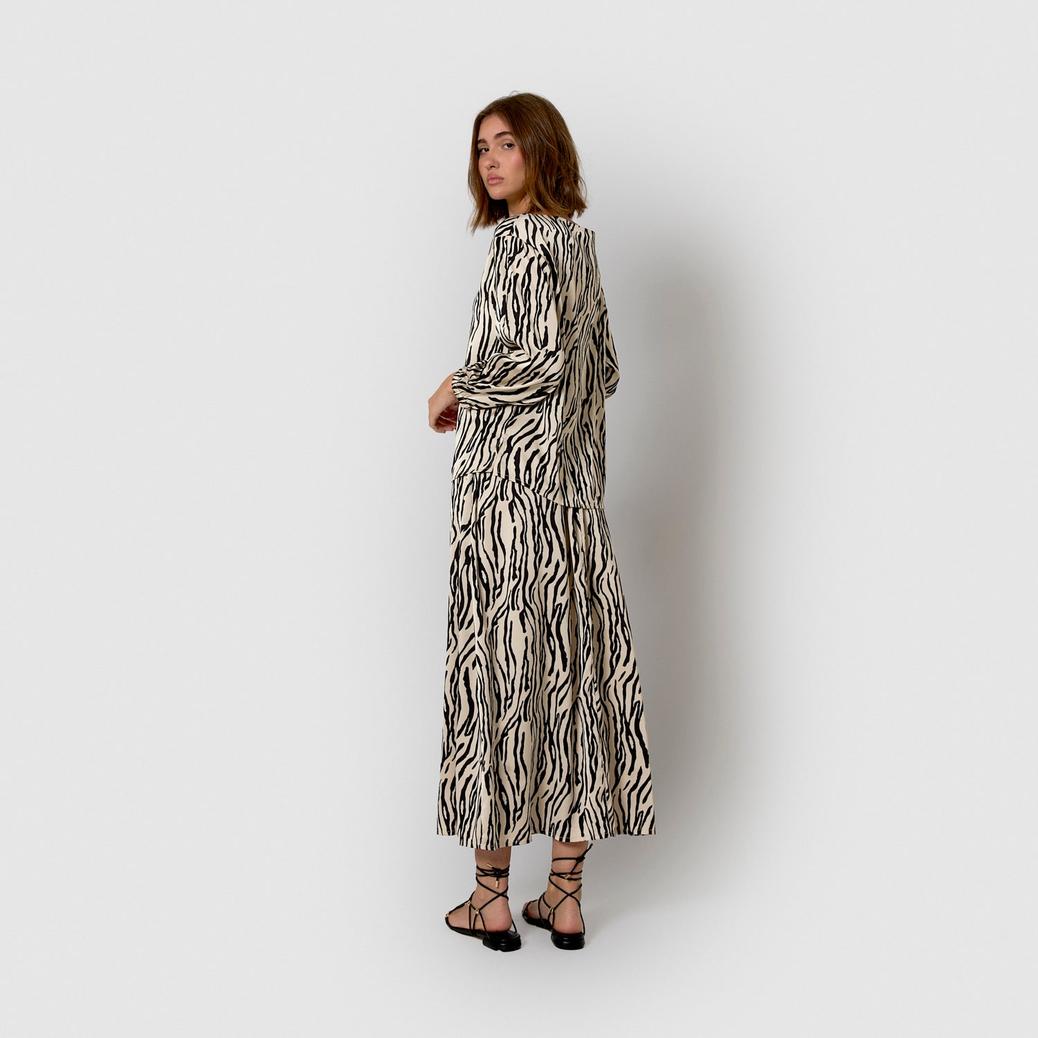 Gonna midi svasata in raso nero yves