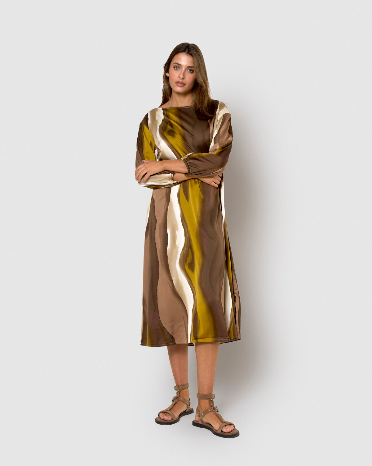 Vestido longo e fluido de cetim estampado em marrom