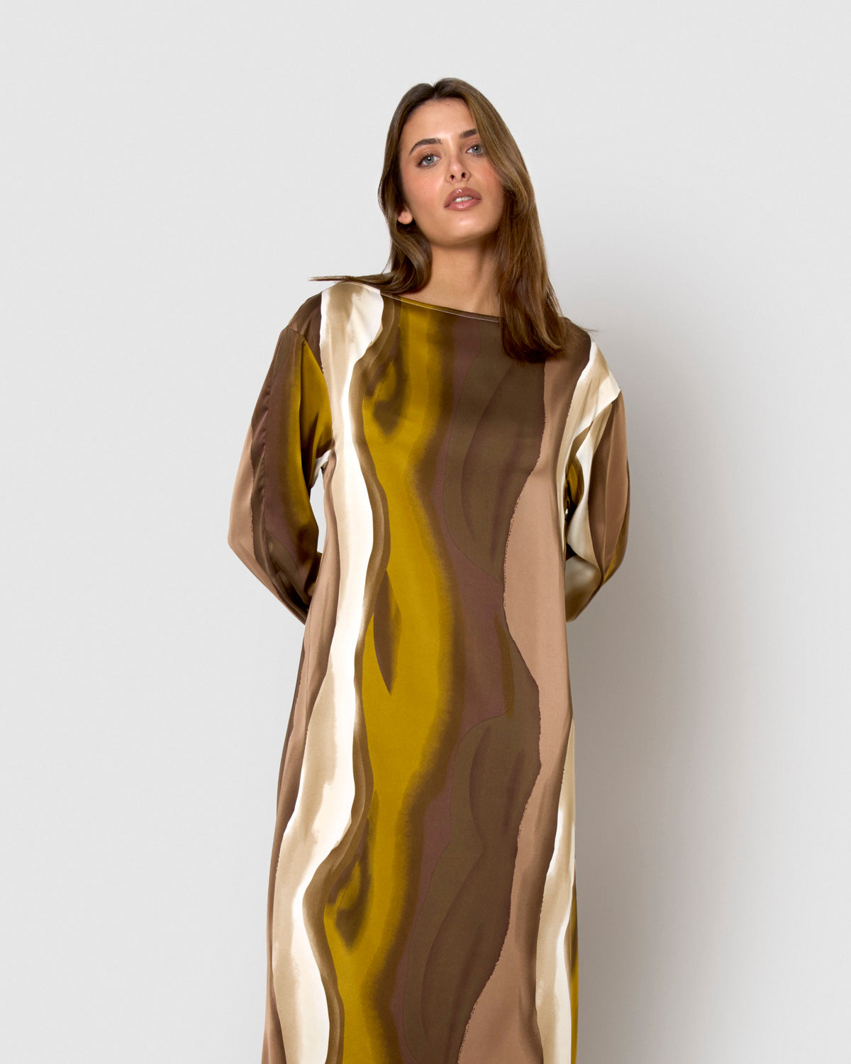 Vestido longo e fluido de cetim estampado em marrom