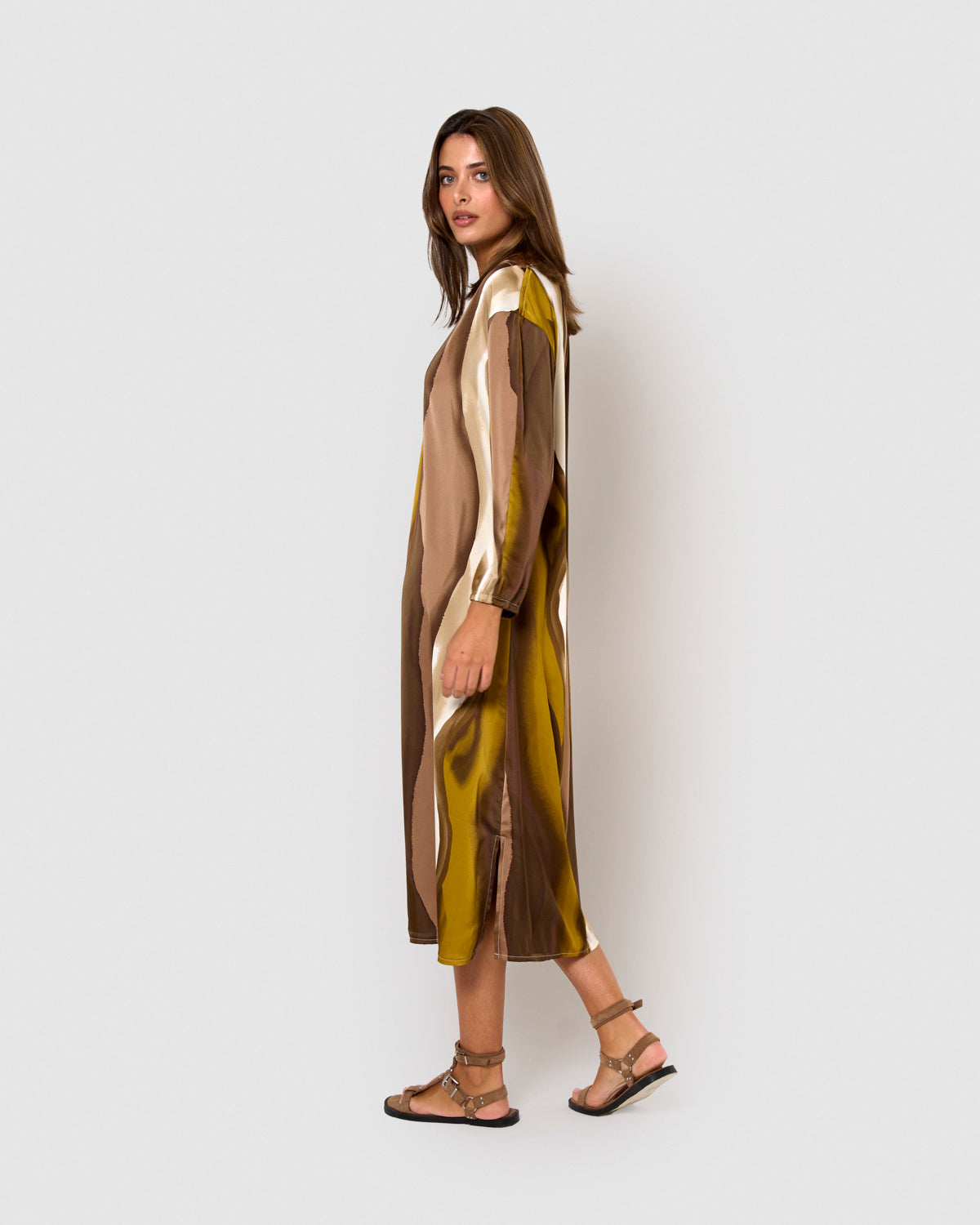 Vestido longo e fluido de cetim estampado em marrom