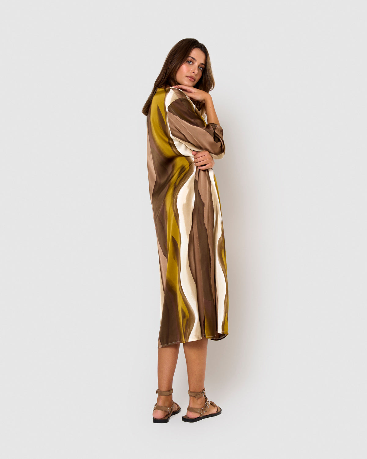 Vestido longo e fluido de cetim estampado em marrom