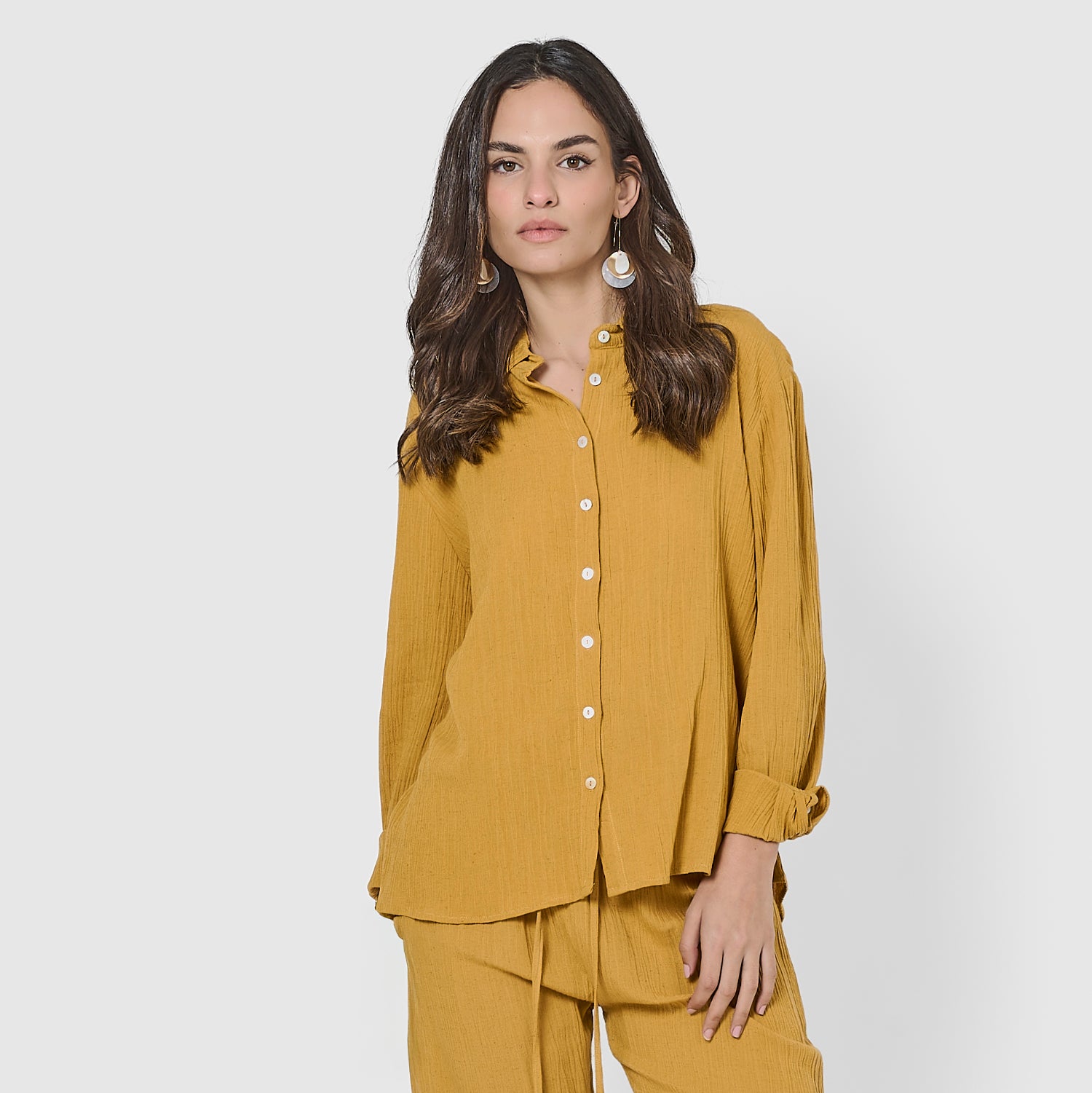 Camisa de algodón flex cuello camisero ocre