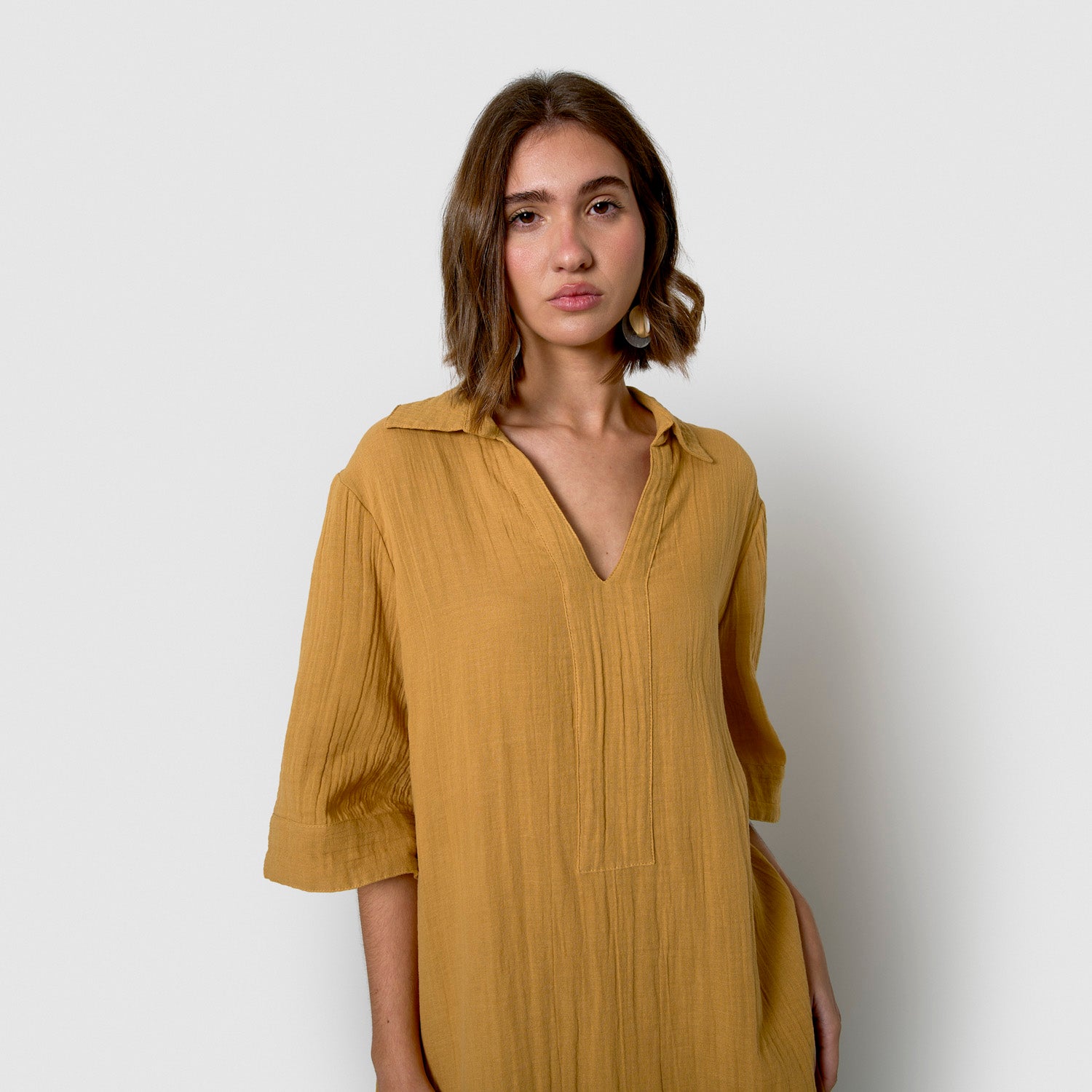 Short dress in ochre muslin