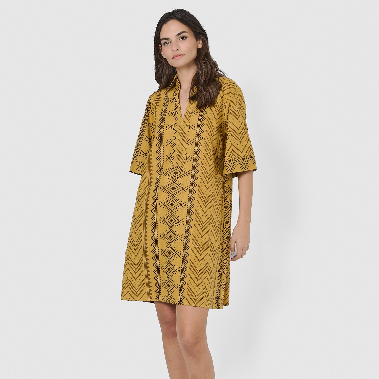 Vestido curto tipo camisa em fio verde limão