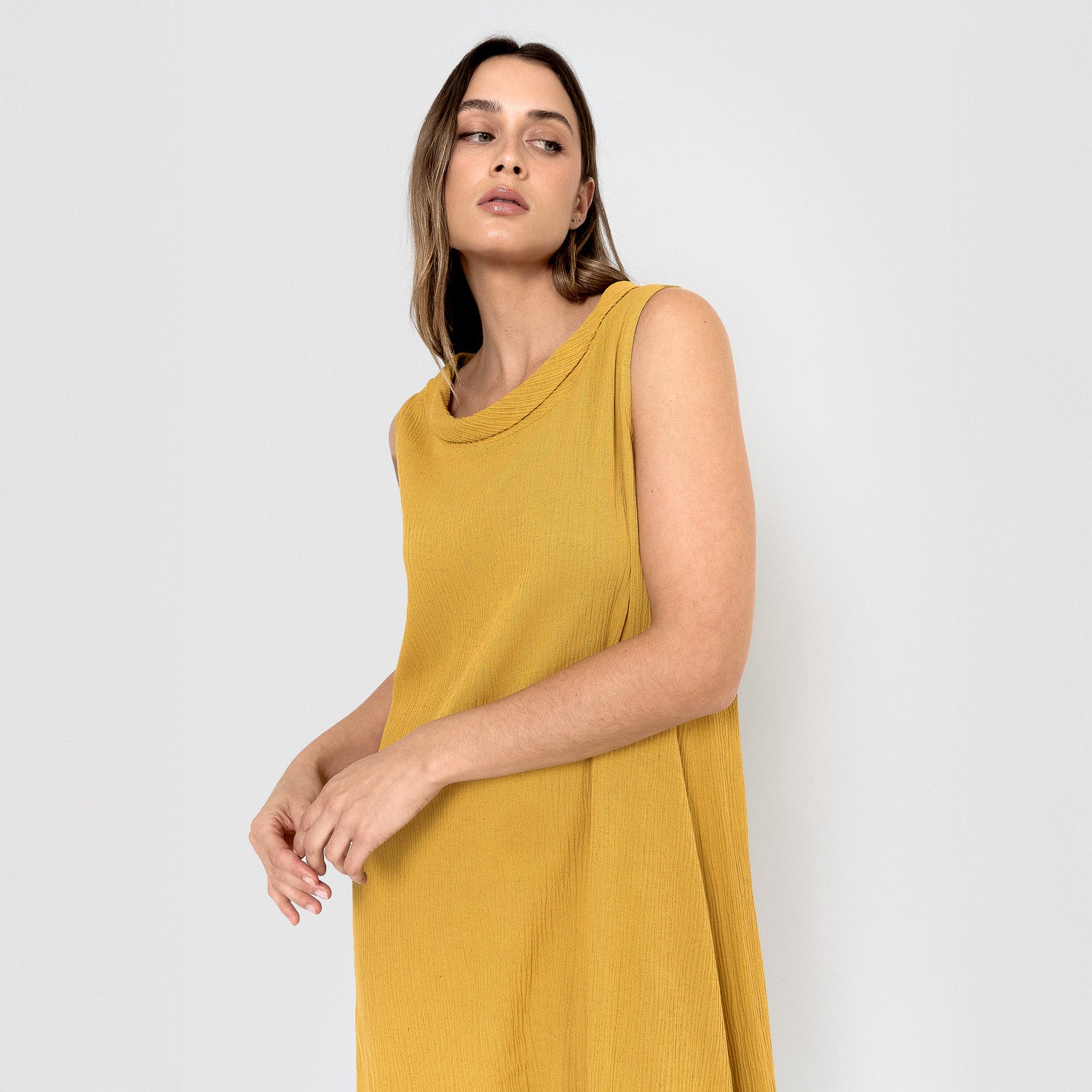Vestido midi cuello drapeado algodón flex ocre