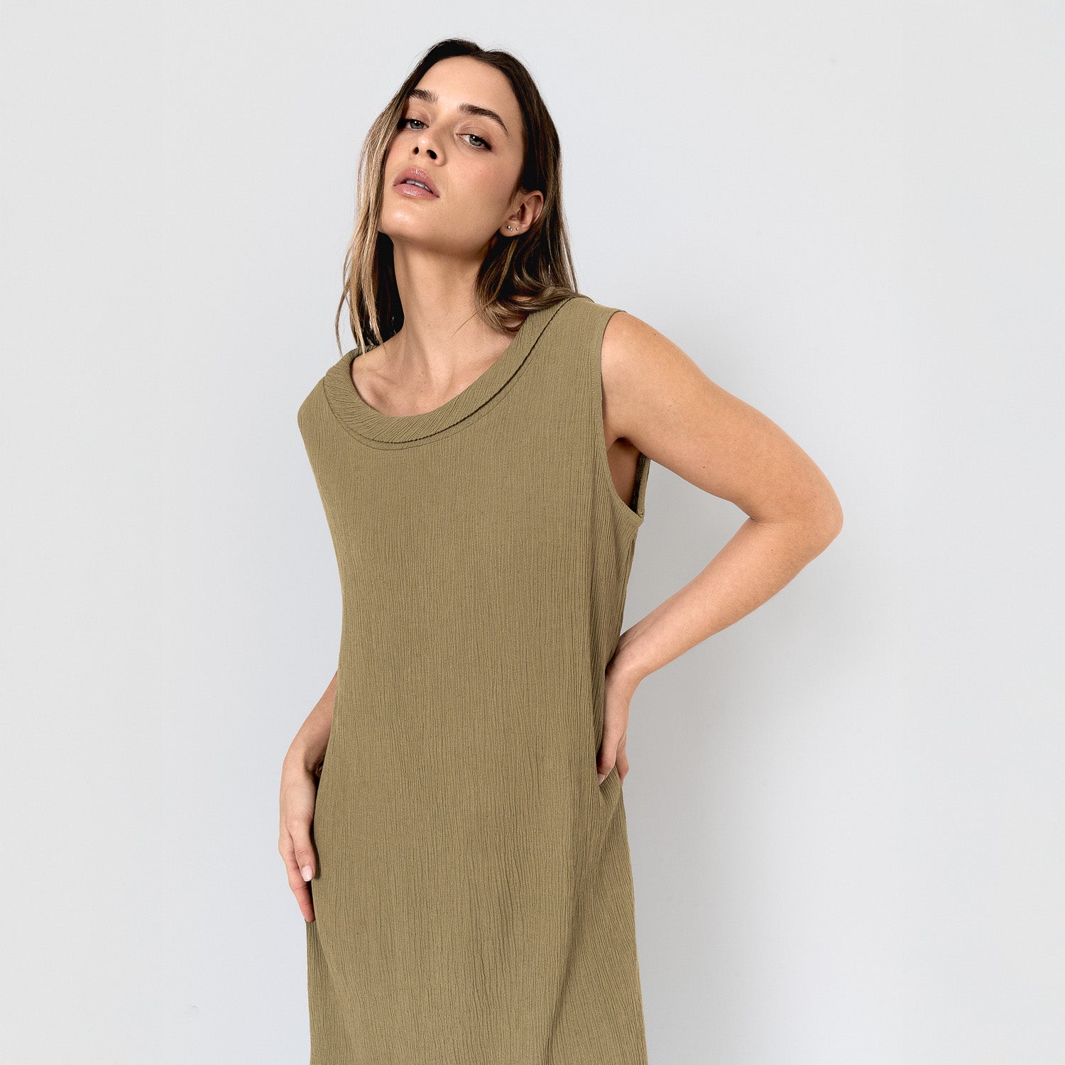Vestido midi cuello drapeado algodón lino verde cacería