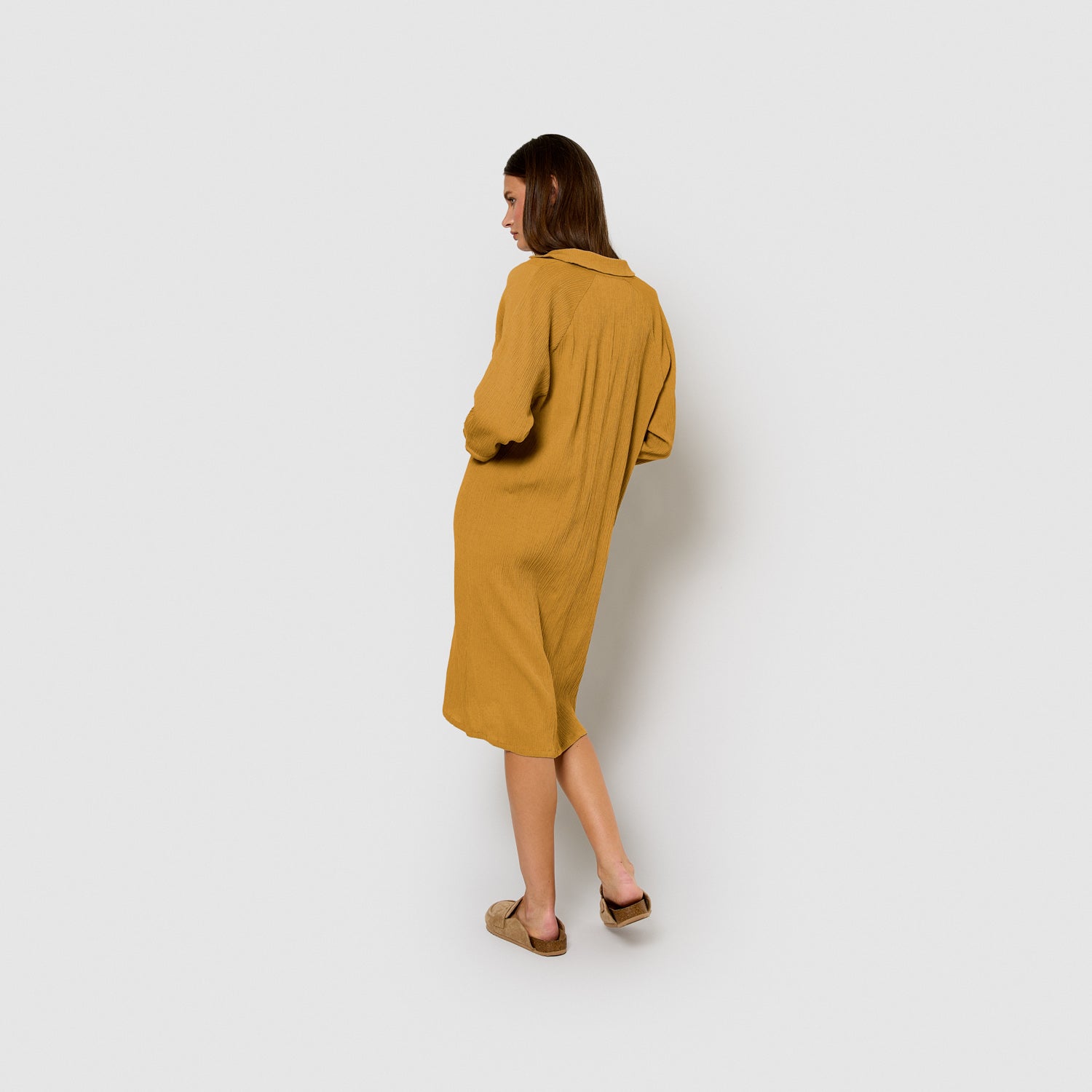 Vestido midi em linho e algodão cor ocre