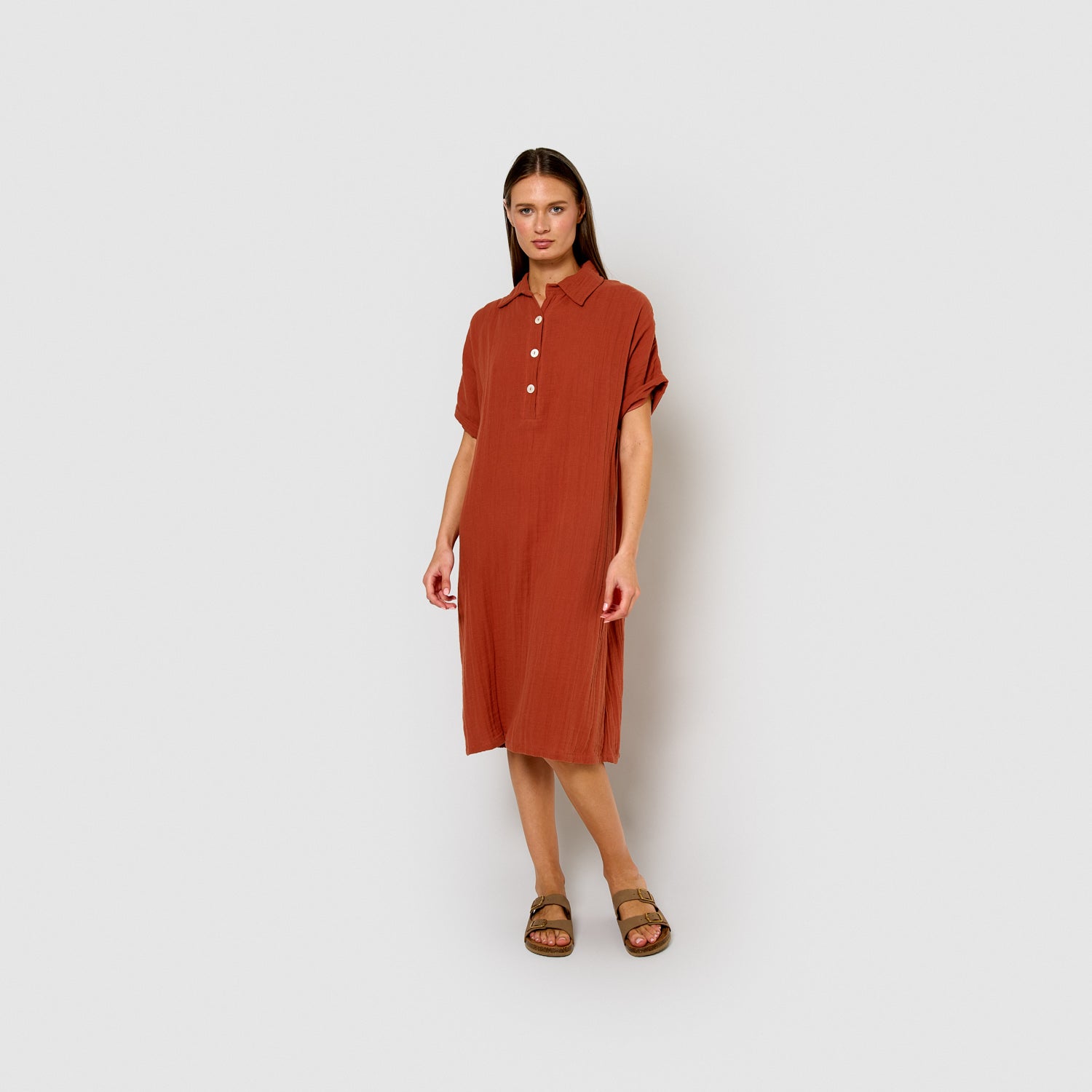 muslin midi dress with flowing sleeves in a warm, crisp fabric.
