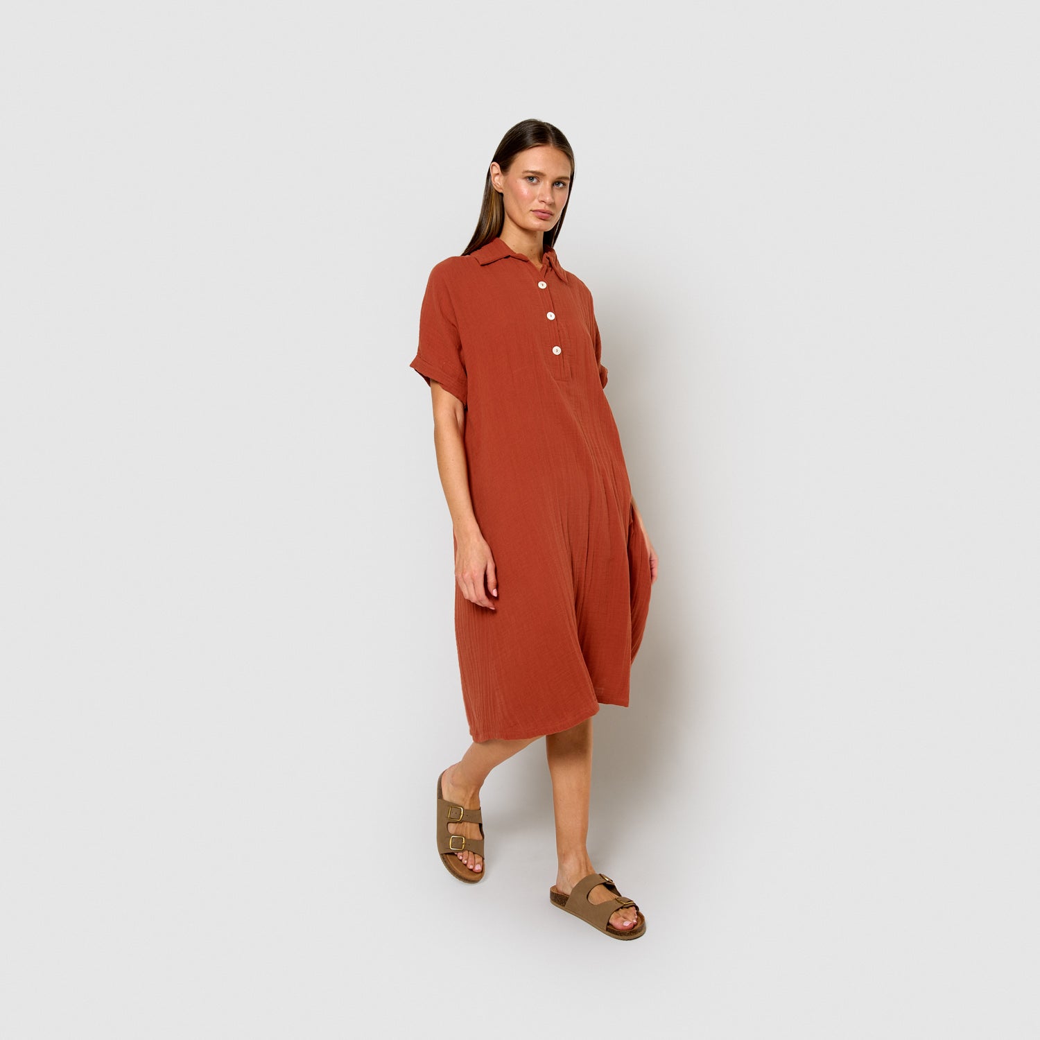 muslin midi dress with flowing sleeves in a warm, crisp fabric.