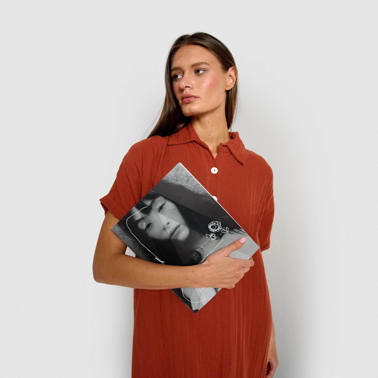 muslin midi dress with flowing sleeves in a warm, crisp fabric.