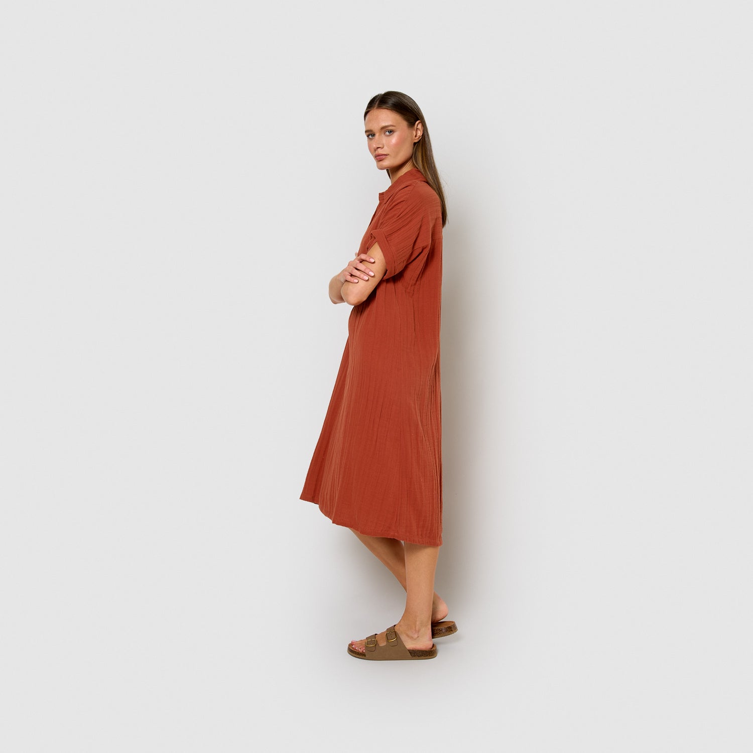 muslin midi dress with flowing sleeves in a warm, crisp fabric.
