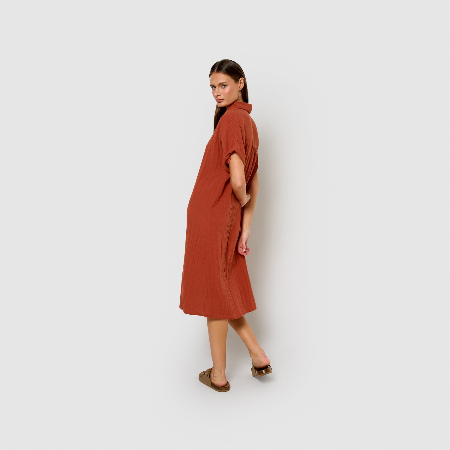 muslin midi dress with flowing sleeves in a warm, crisp fabric.