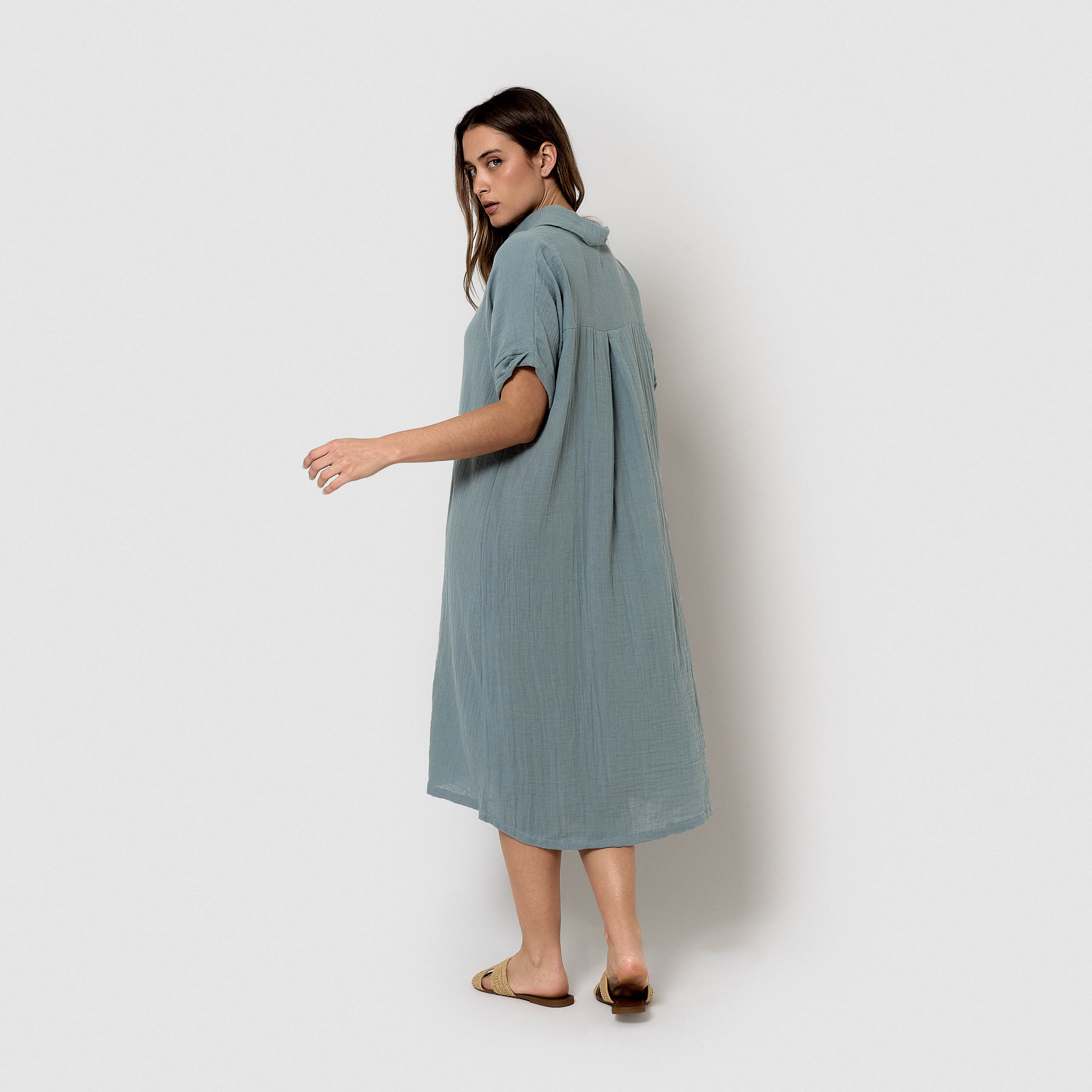 Vestido midi de musselina índigo com mangas fluidas.