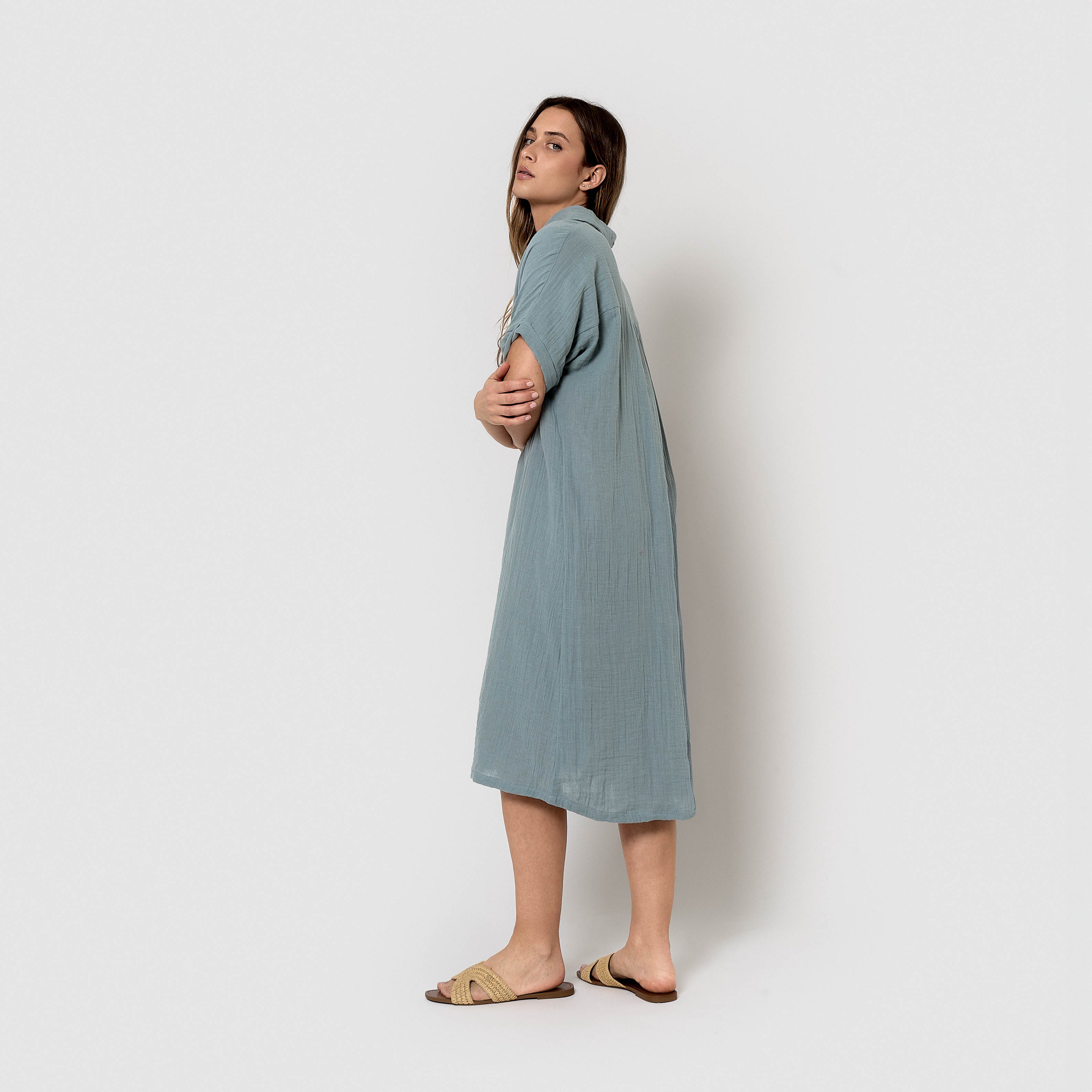 Vestido midi de musselina índigo com mangas fluidas.