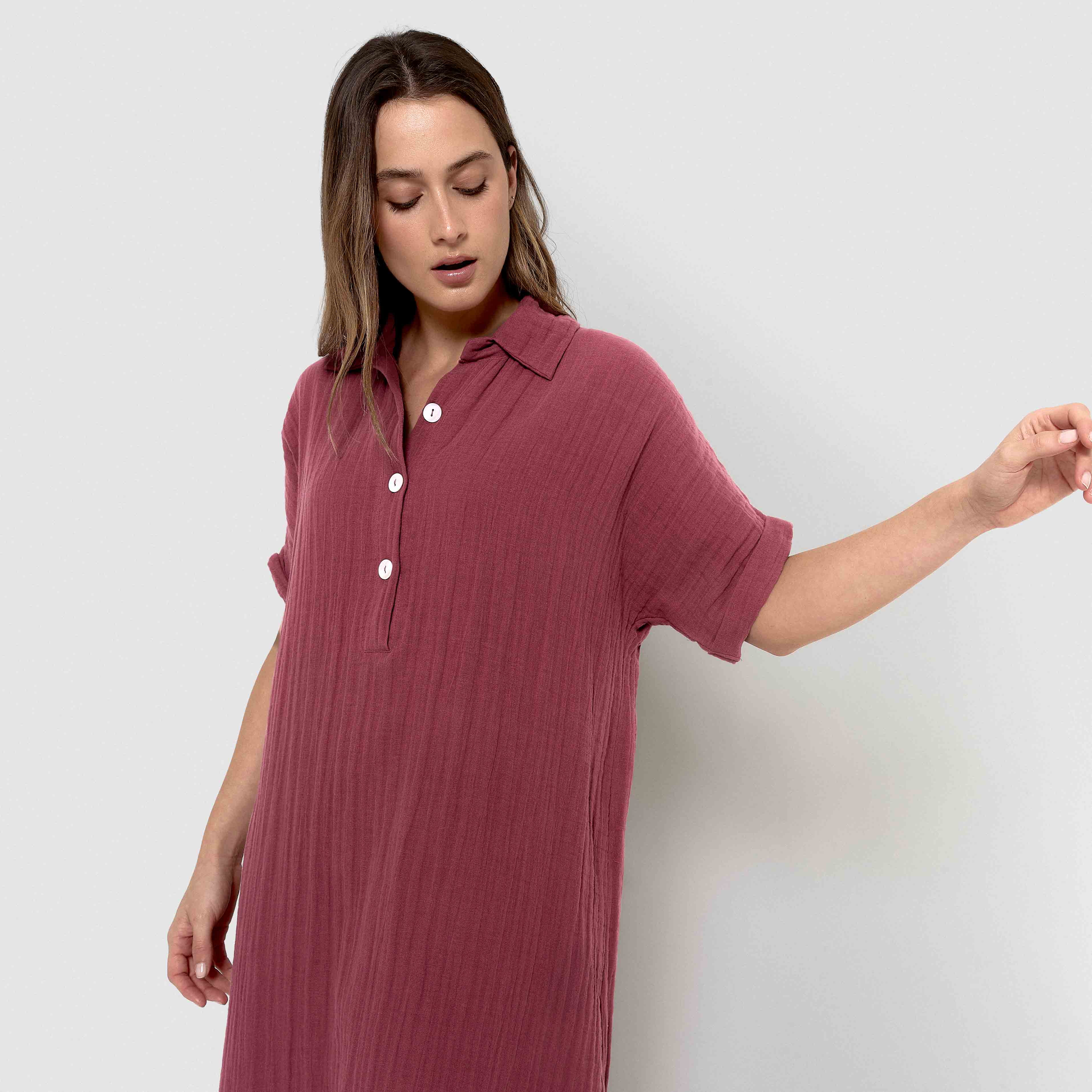 Vestido midi de musselina rosa-malva com mangas fluidas.