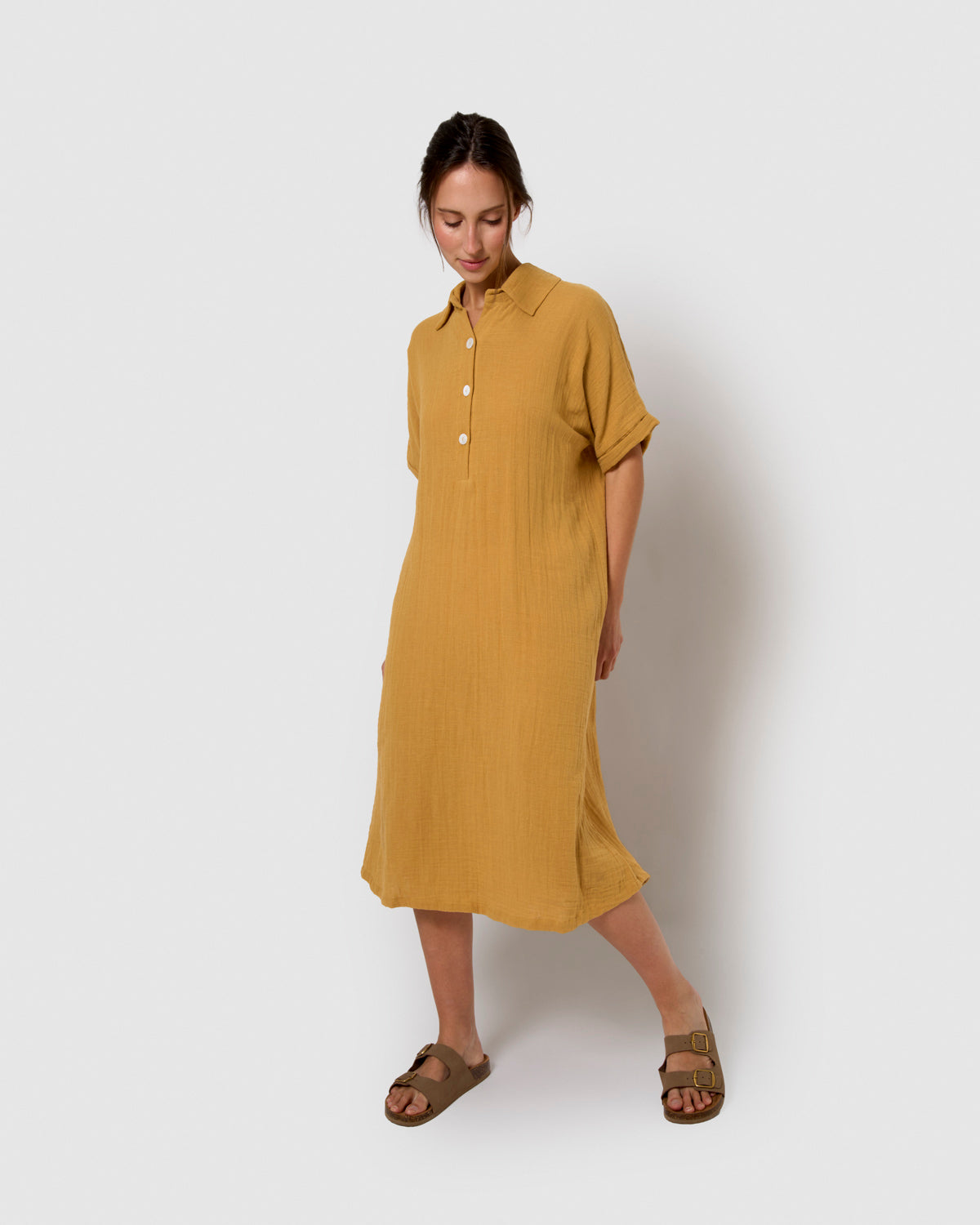 Vestido midi manga fluida muselina ocre