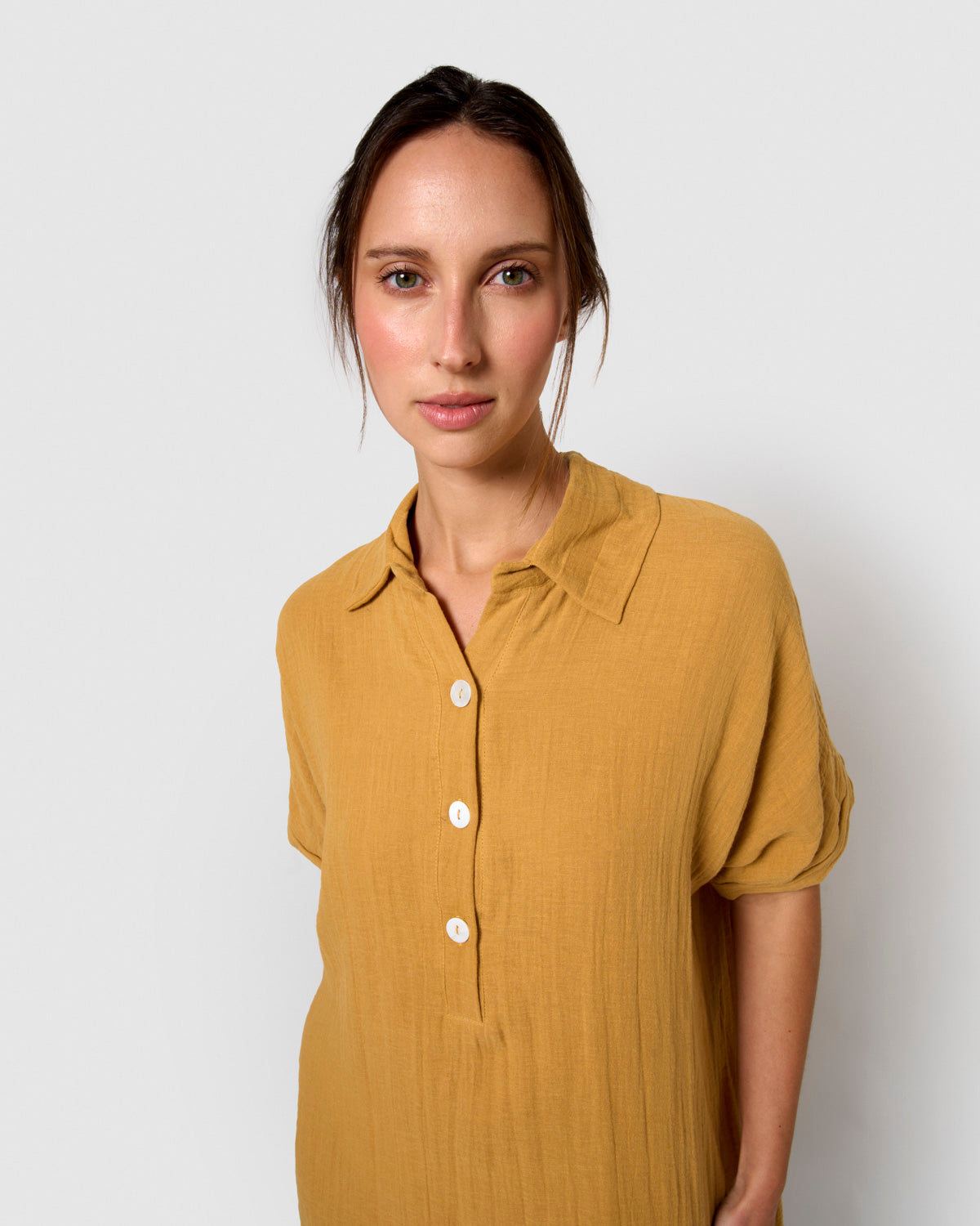 Vestido midi manga fluida muselina ocre