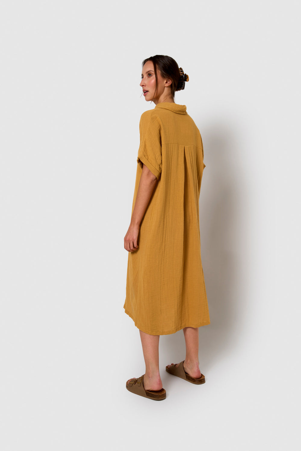 Vestido midi manga fluida muselina ocre