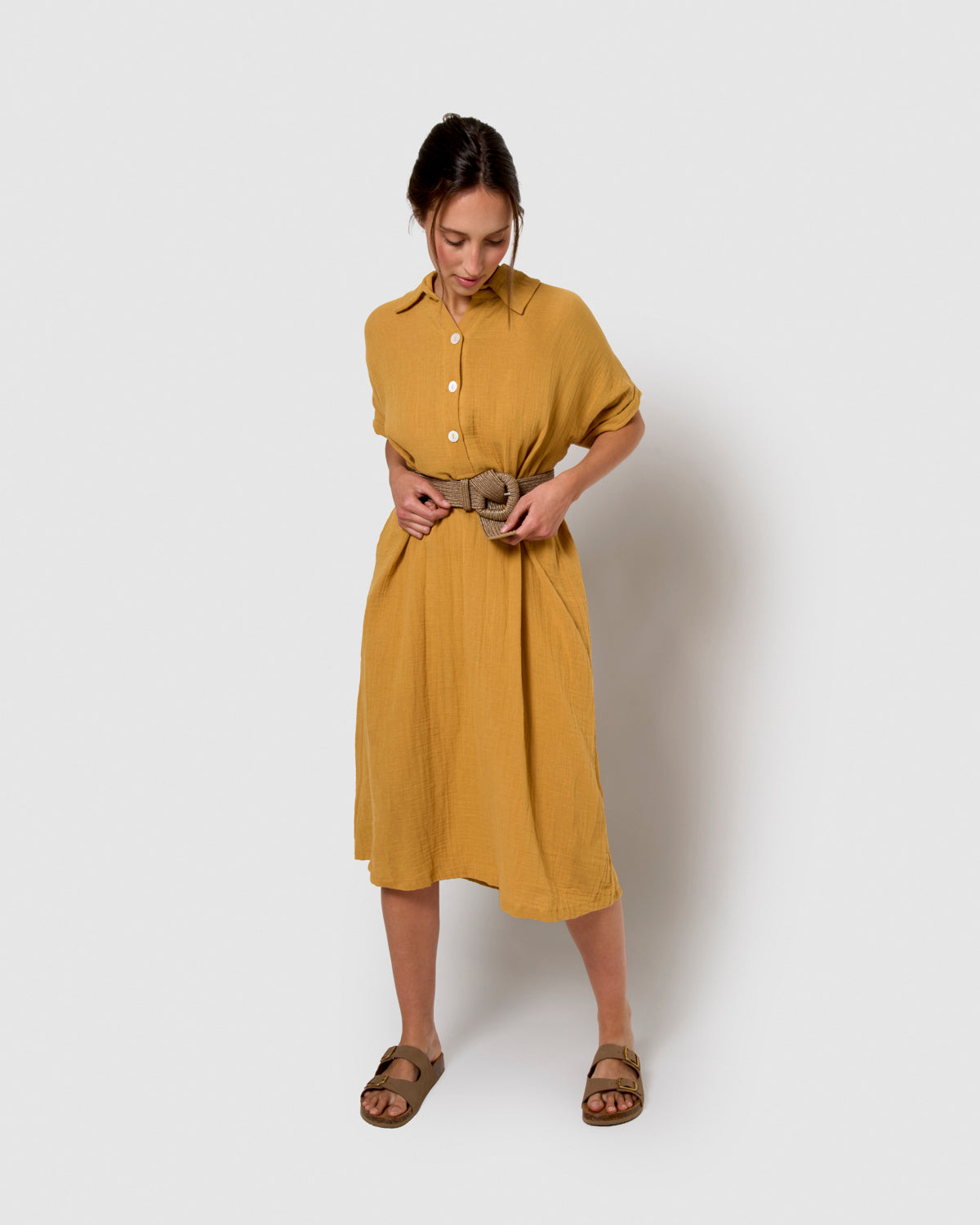 Vestido midi manga fluida muselina ocre