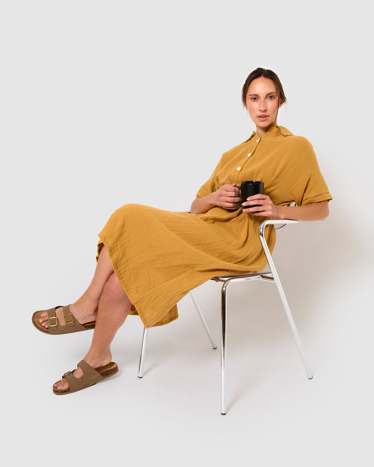 Vestido midi manga fluida muselina ocre