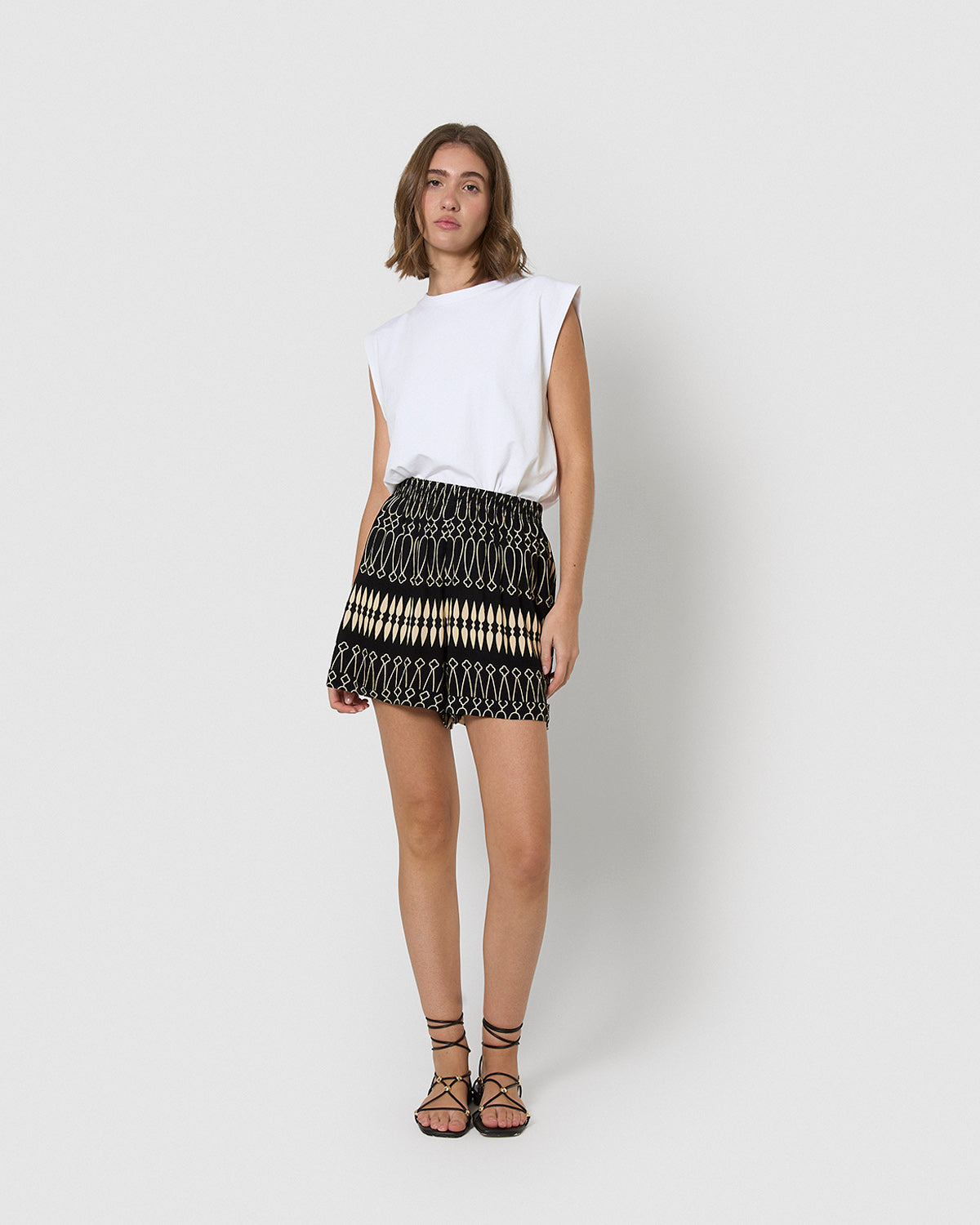 Pantalón corto bambula detalles plisados tulum beige