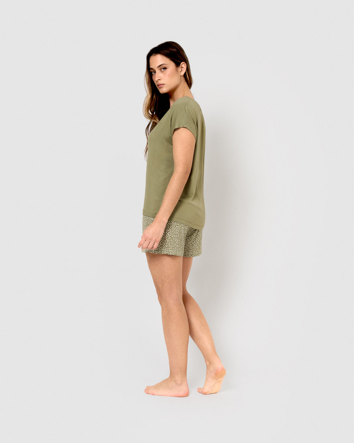 Pigiama corto in viscosa verde con banderuola da caccia.