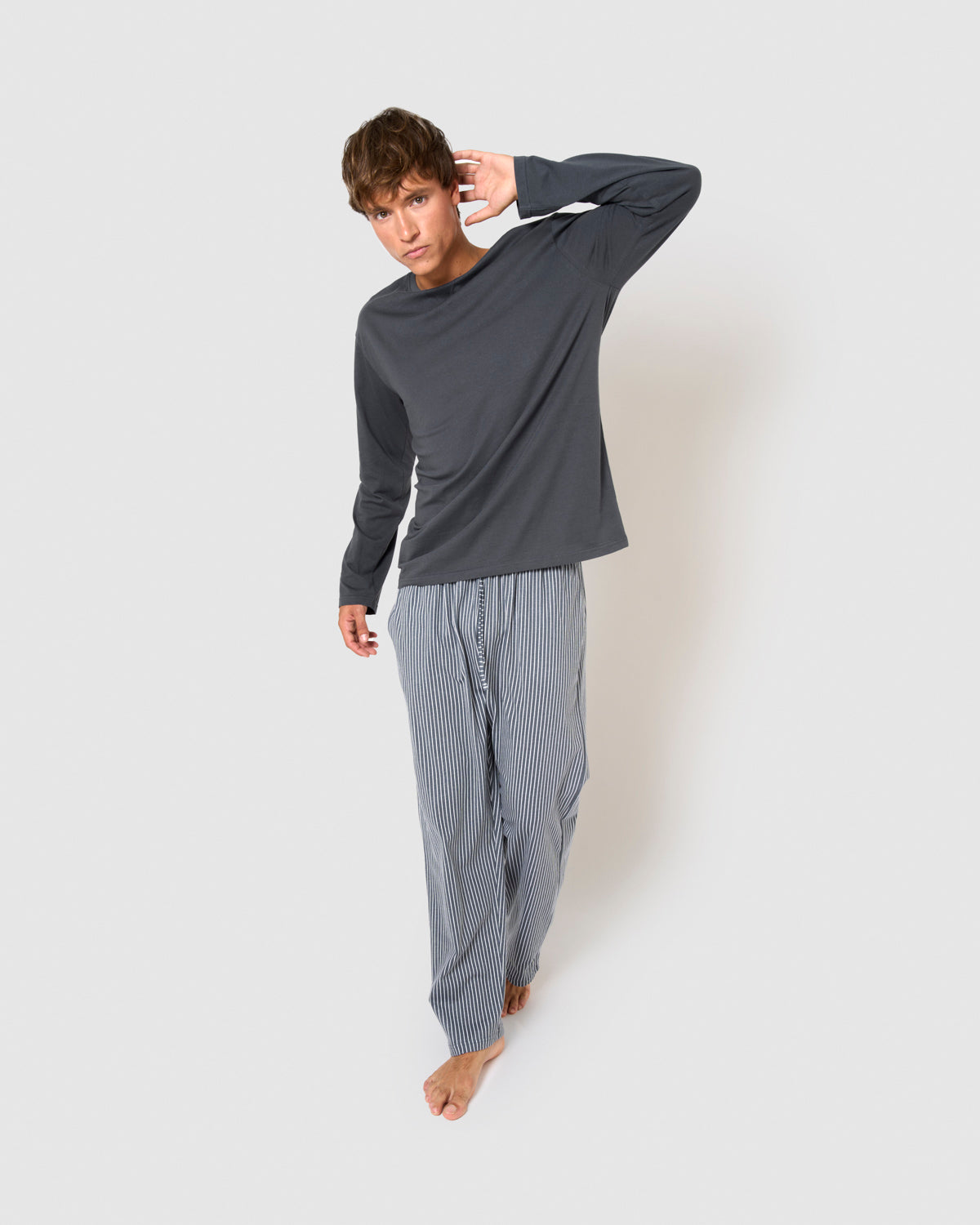 Pigiama lungo di cotone, scarpe chuck taylor blu navy