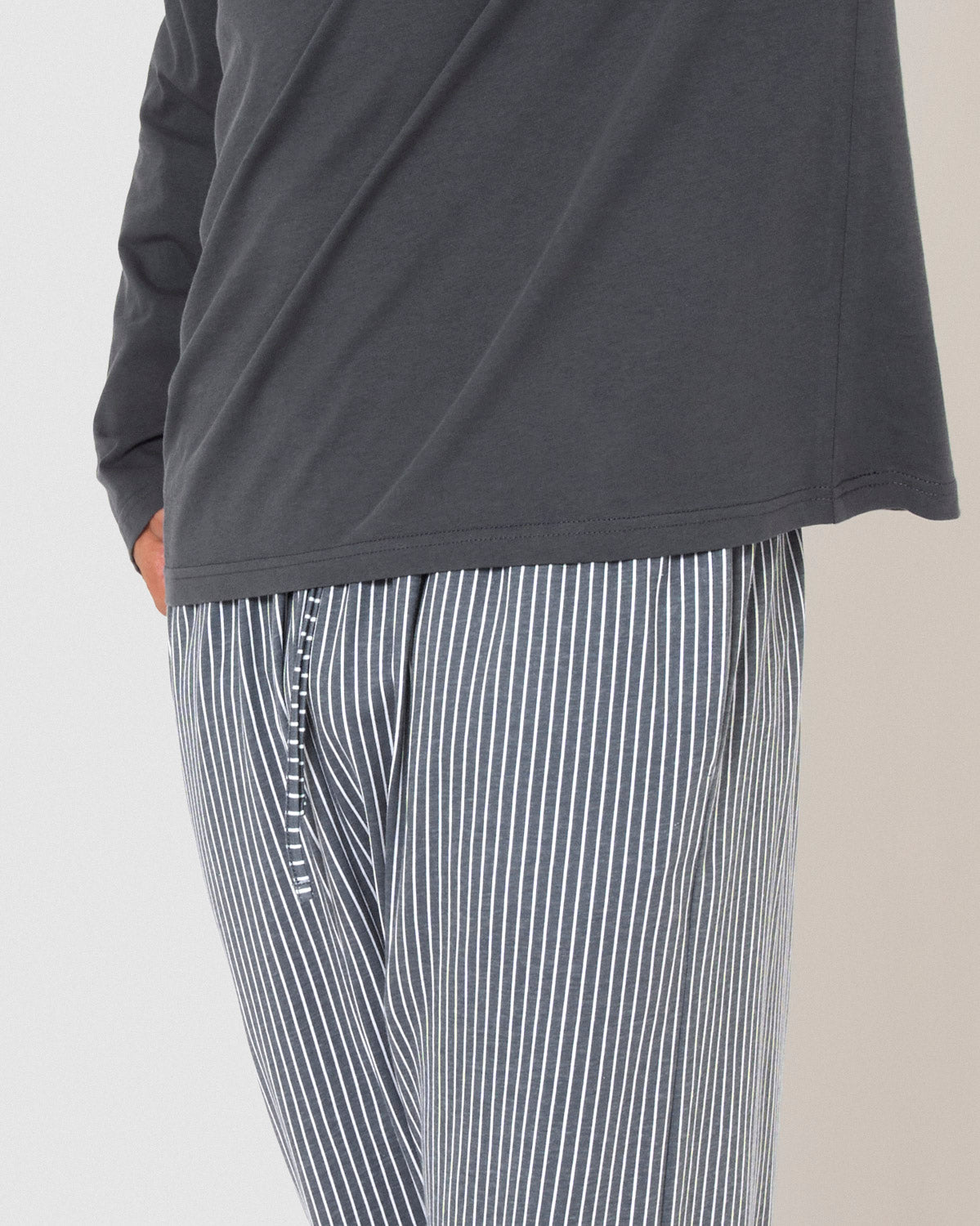 Pigiama lungo di cotone, scarpe chuck taylor blu navy