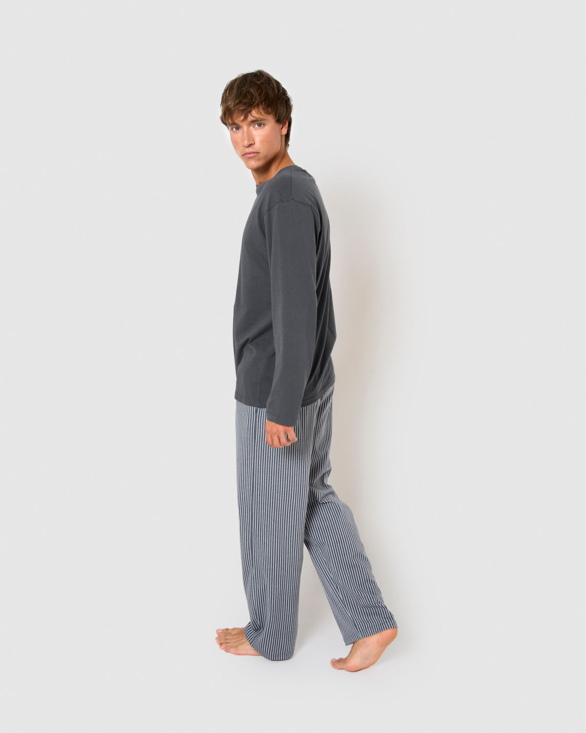 Pigiama lungo di cotone, scarpe chuck taylor blu navy