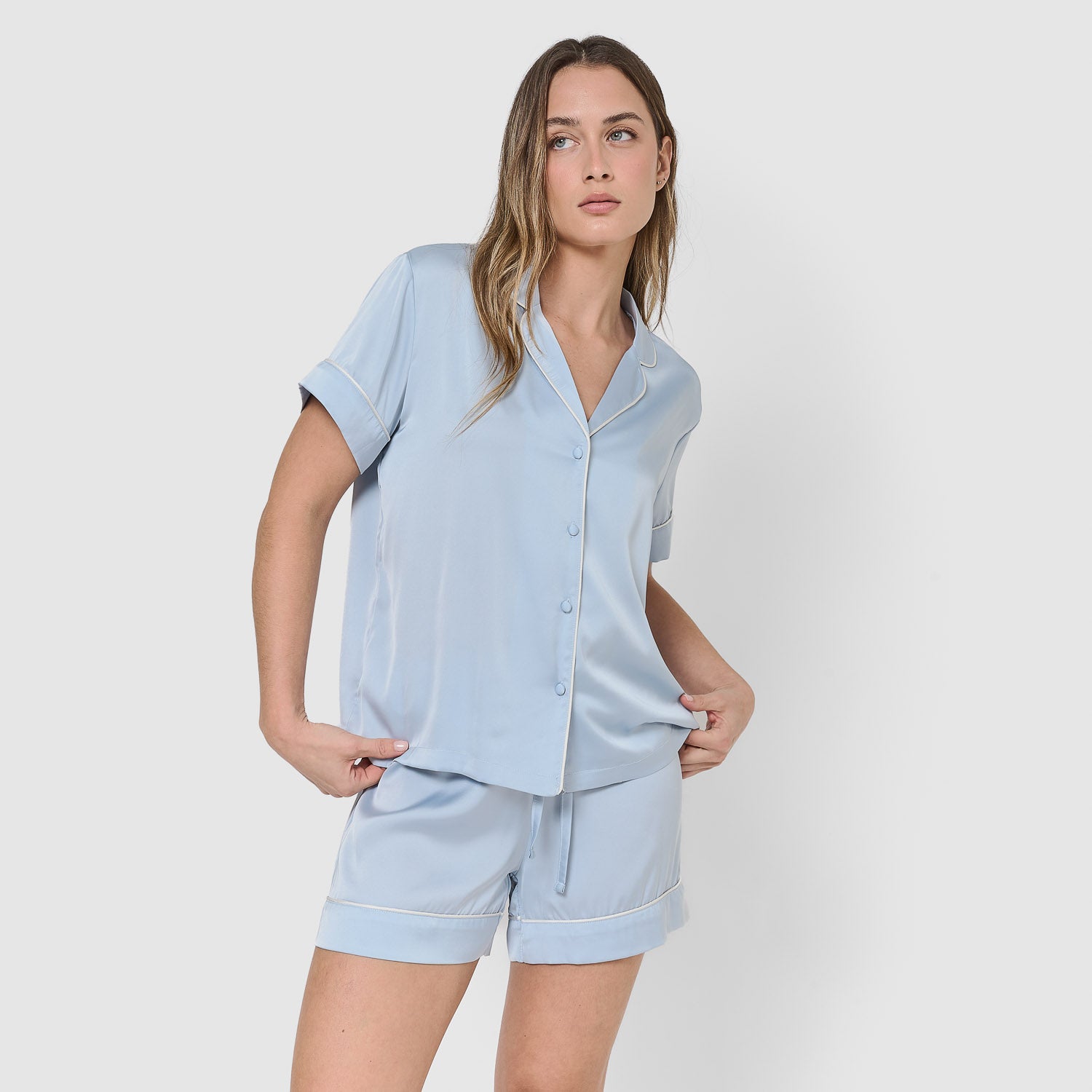 Pijama corto de manga corta satén friday liso celeste