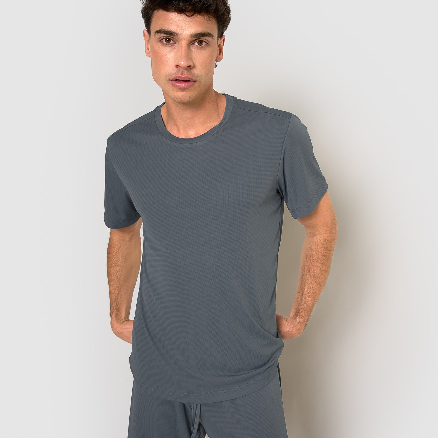 Camiseta esportiva técnica na cor azul-turquesa.