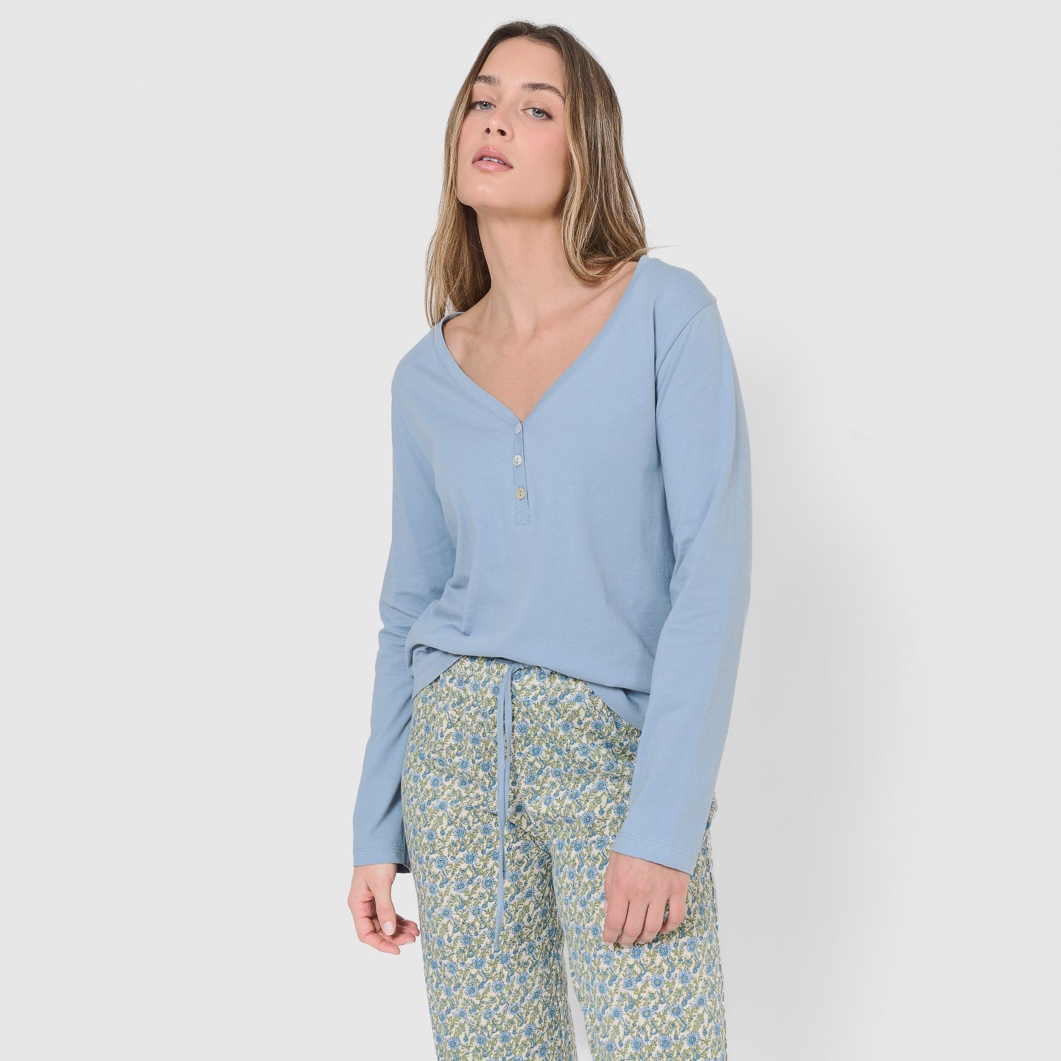 Pigiama lungo Irene in cotone blu con scollo a V