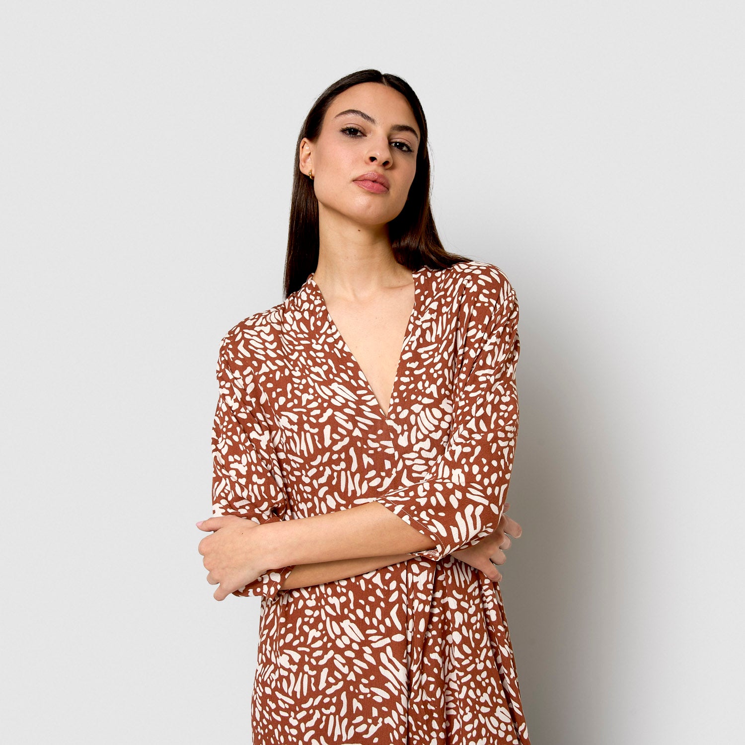 Vestido midi bambula detalles plisados miquela marrón