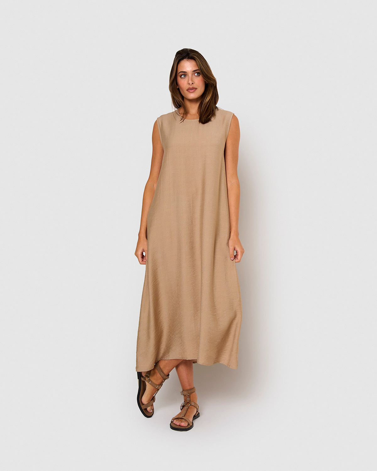 Vestido largo sin mangas de corte fluido camel