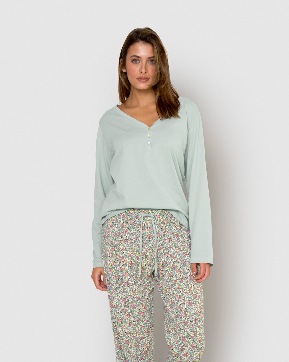 Pijama comprido de algodão com decote em V na cor verde-água