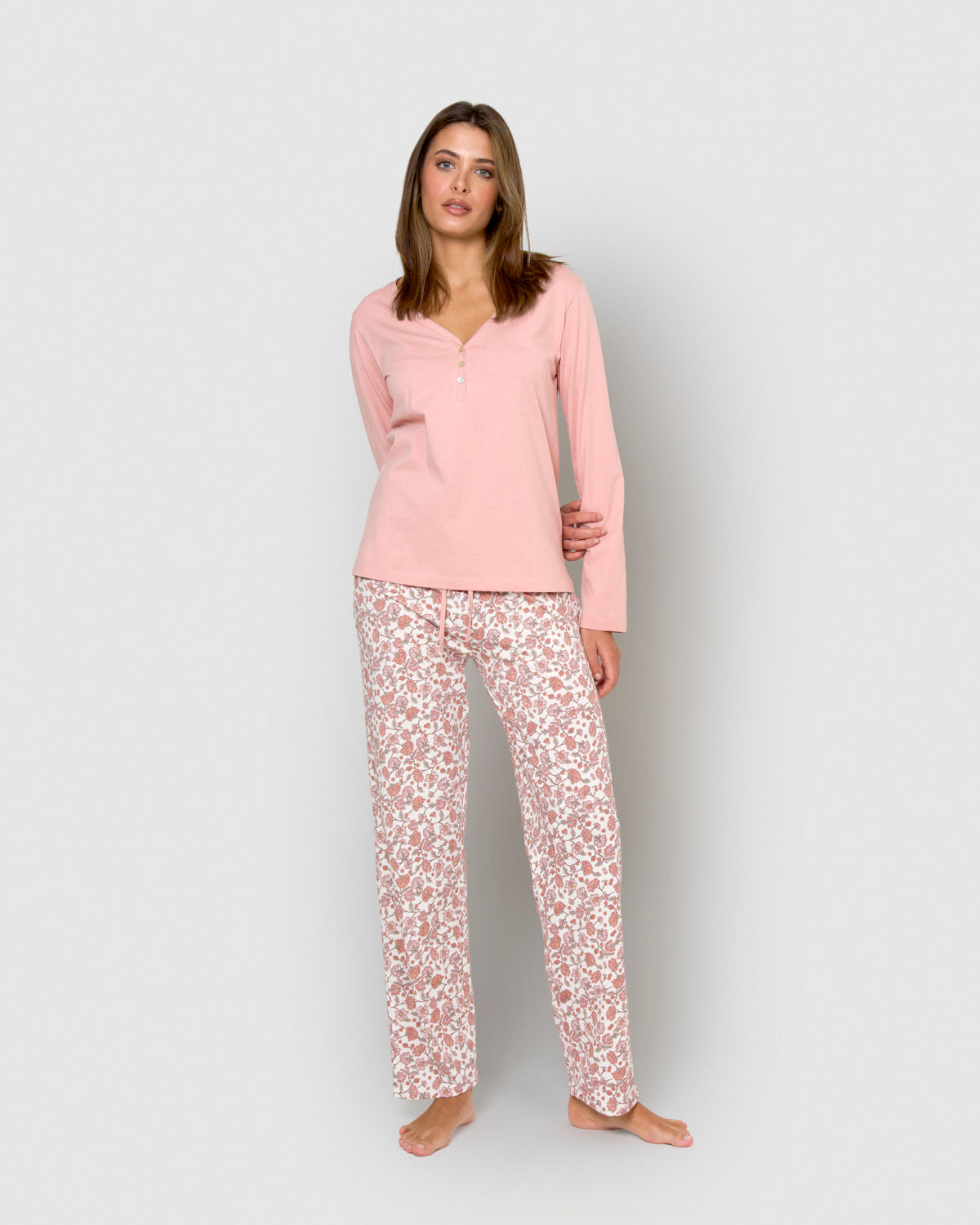 Pyjama long Meghan en coton rose pâle à col en V