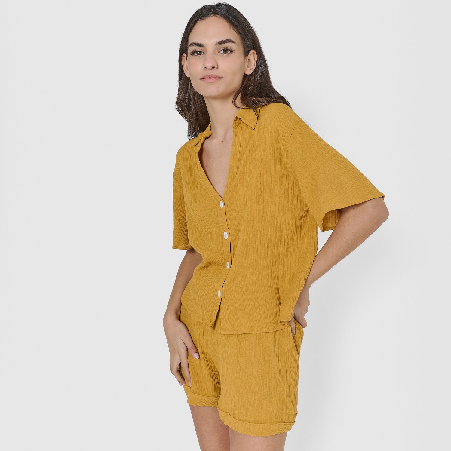 Set de camisa y short de algodón ocre