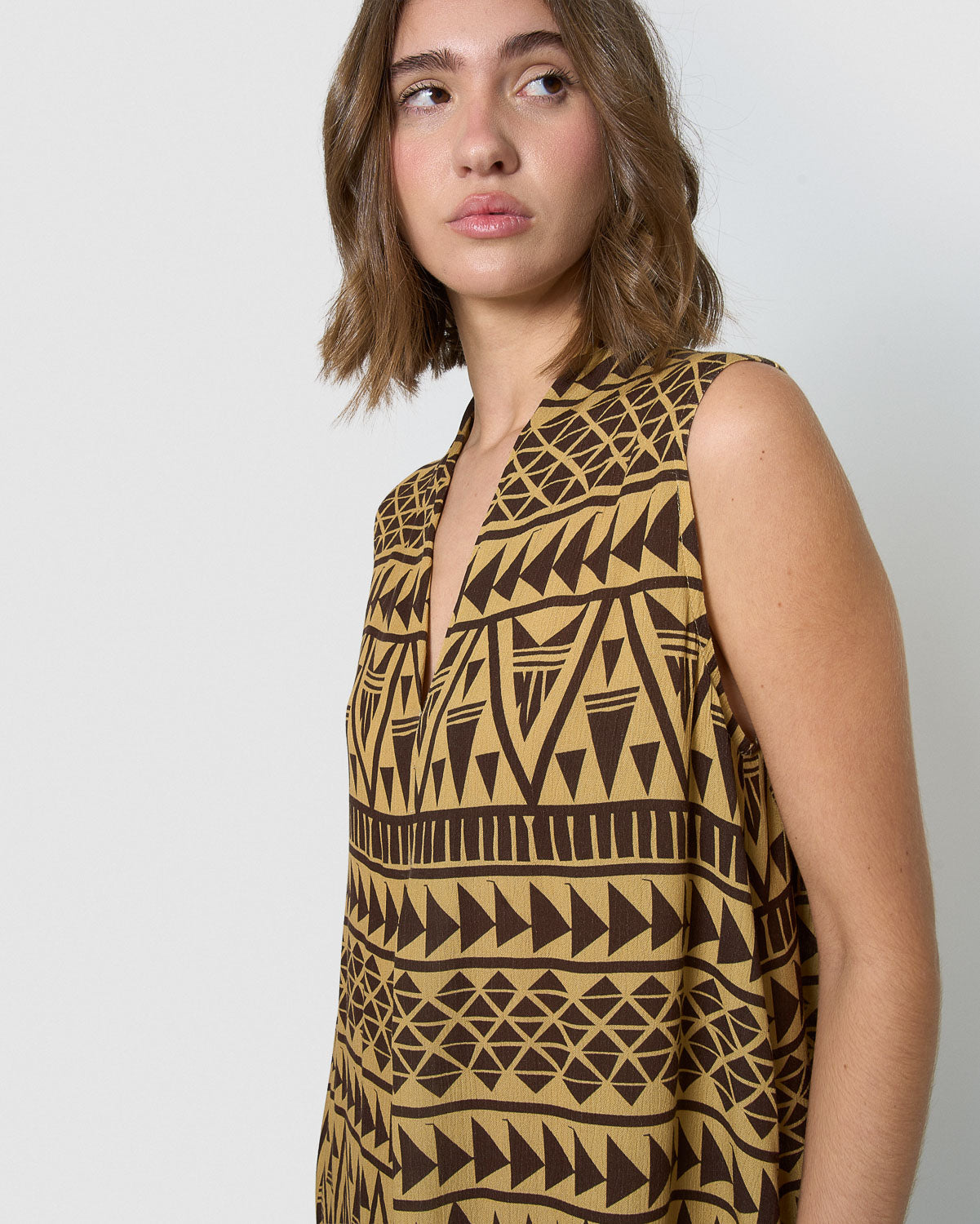 Vestido midi bambula detalles plisados indi marrón