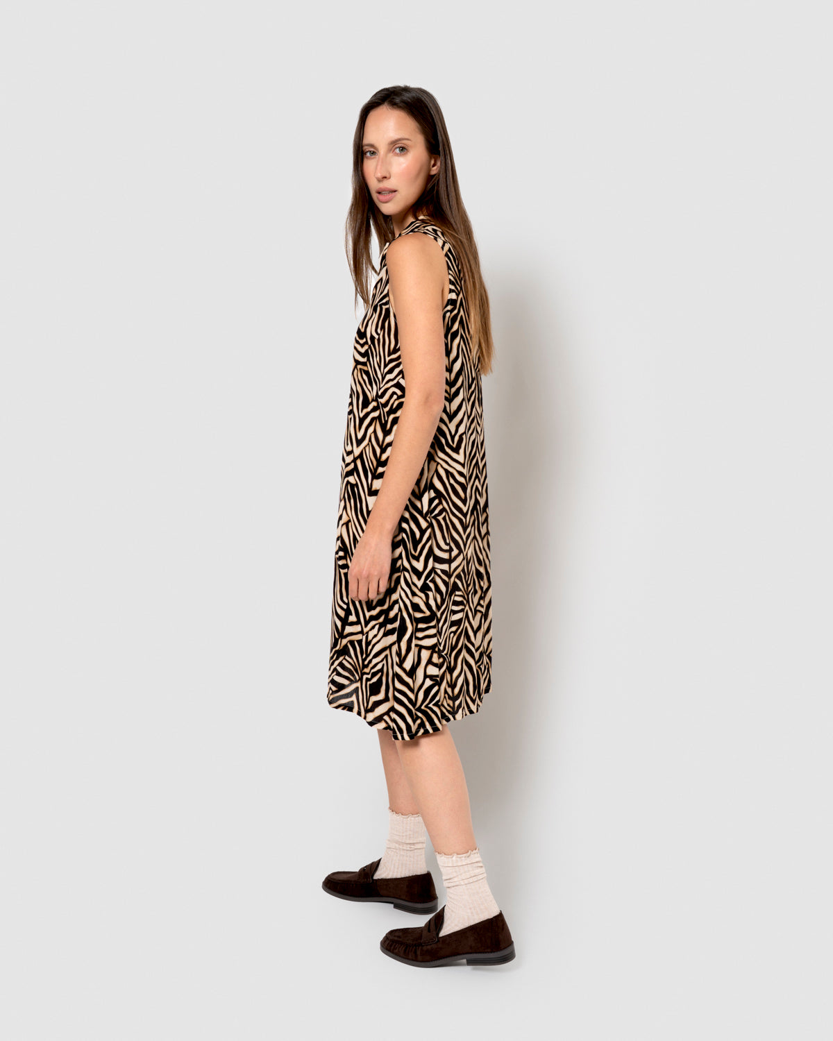 Vestido corto bambula detalles plisados portabales beige
