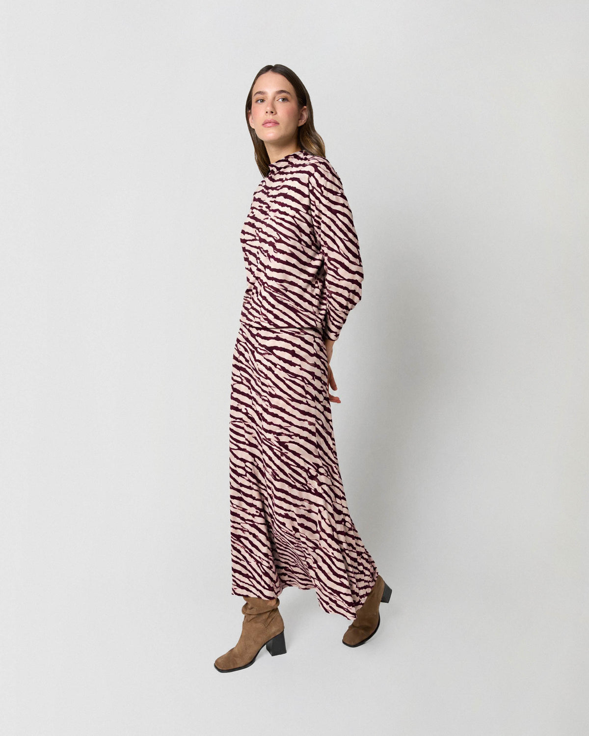 Falda midi viscosa evasé soft rodas burdeos