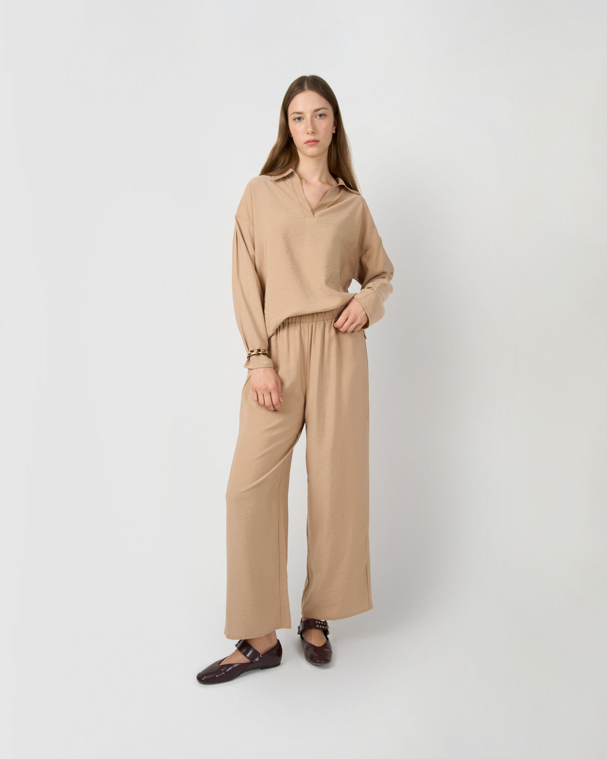 Set blusa pantalón liso beige