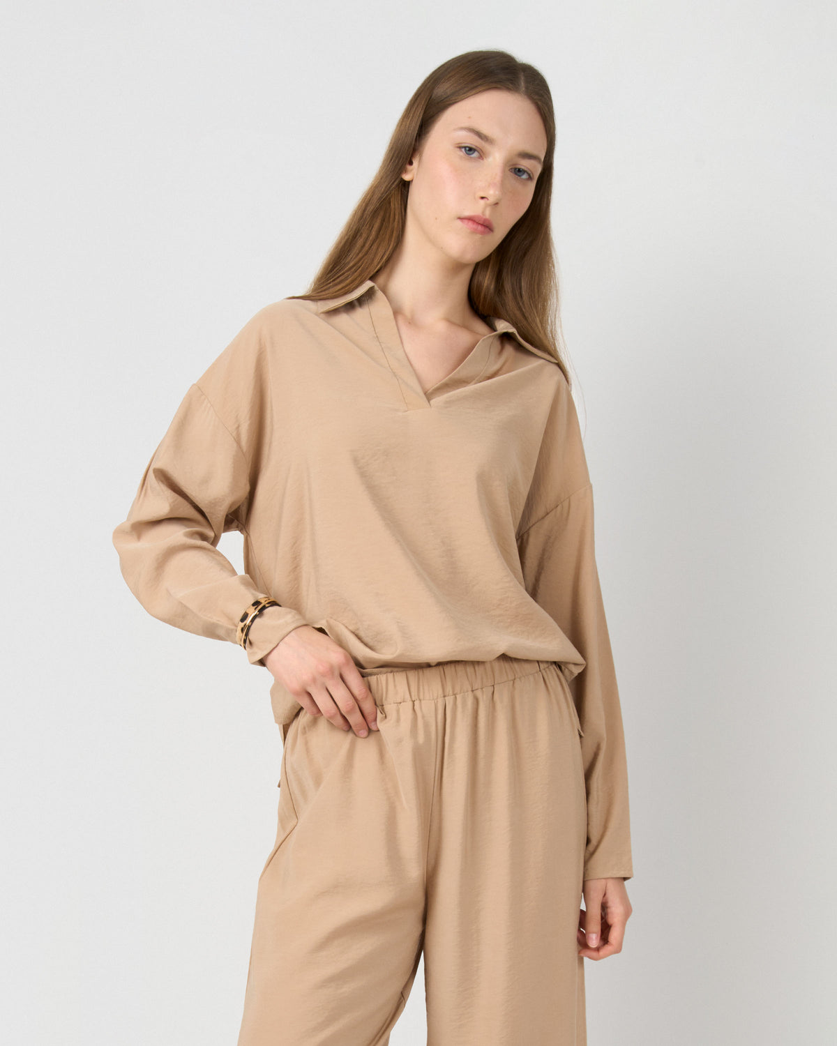 Set blusa pantalón liso beige