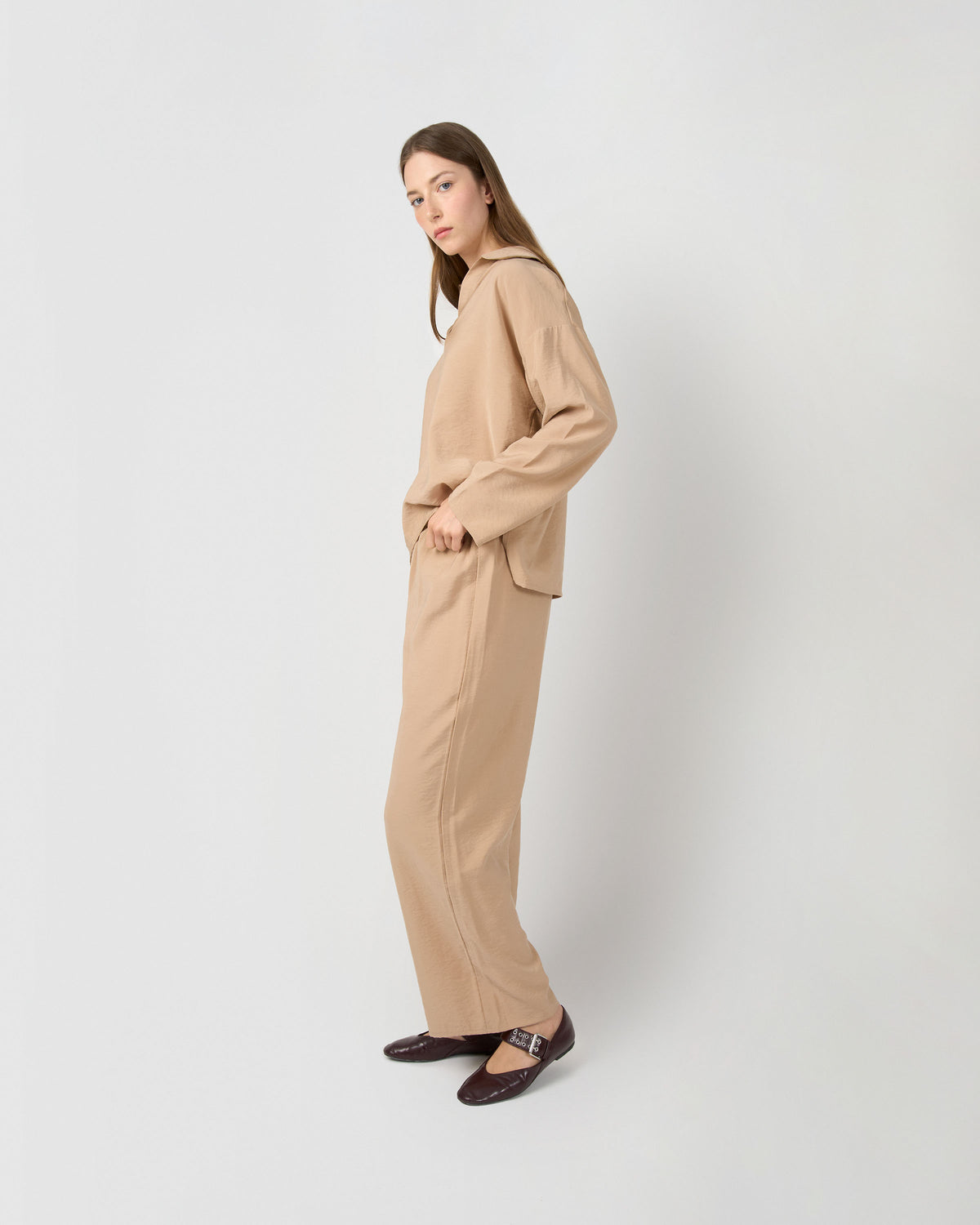 Pantalón largo ancho liso beige