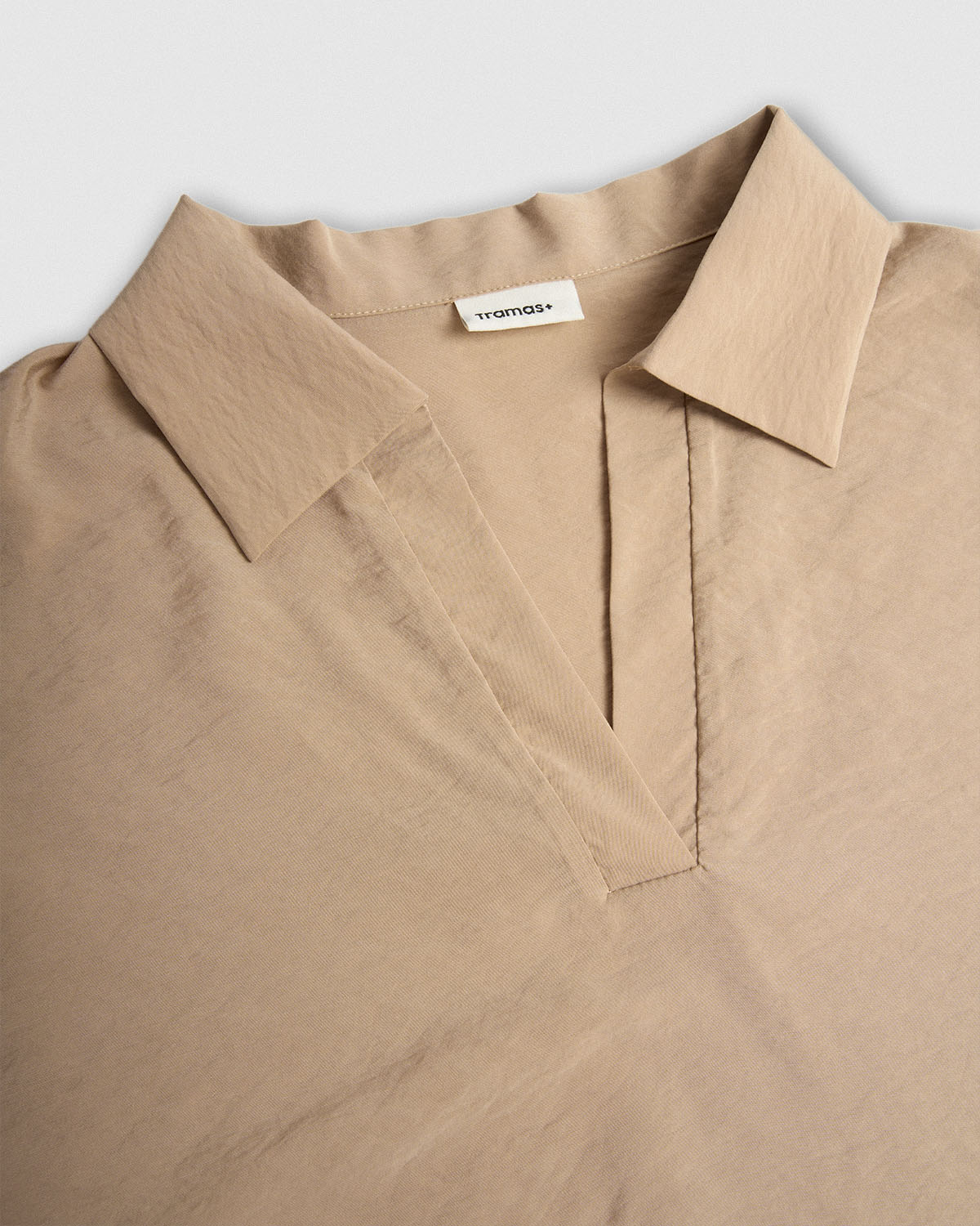 Blusa solapa lisa beige