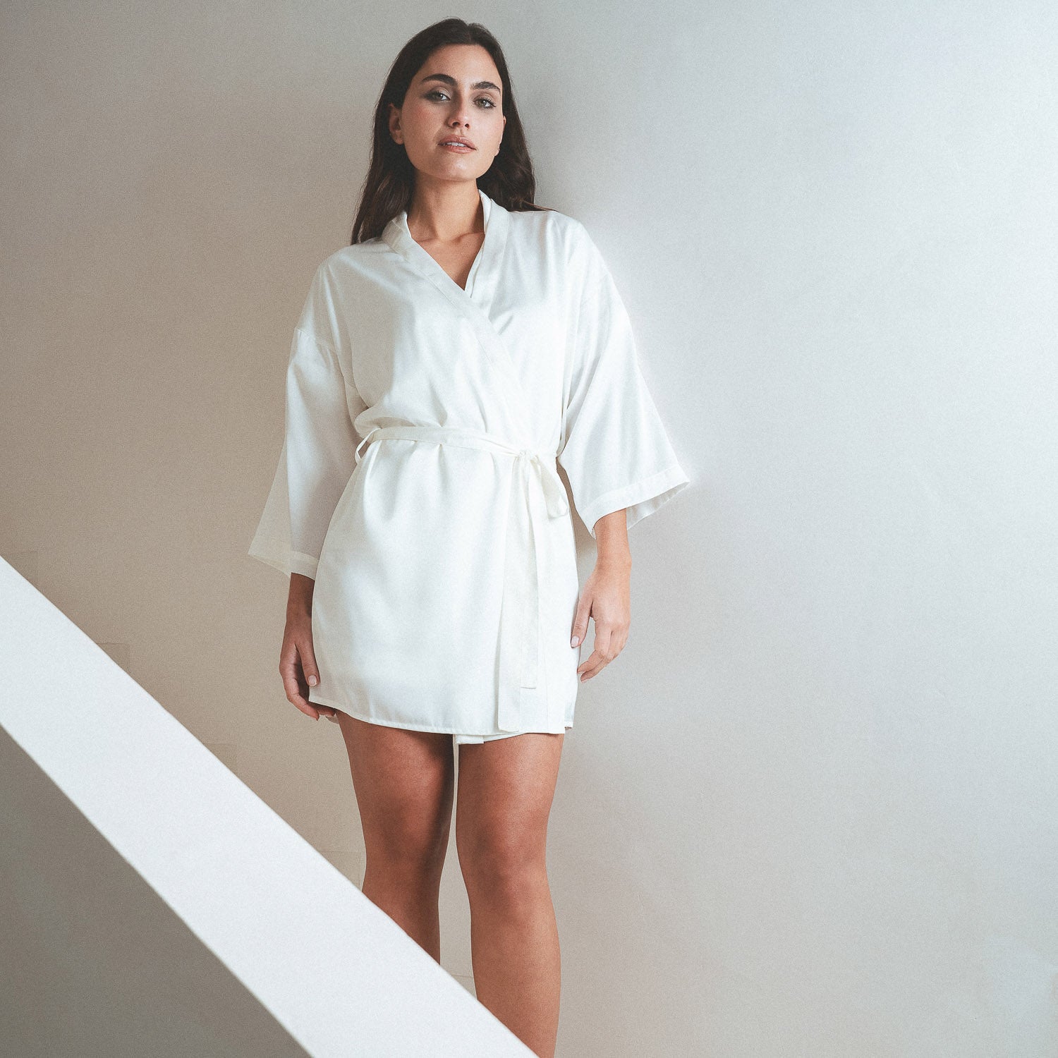 Robe curta de cetim para mulher Friday Solid Natural