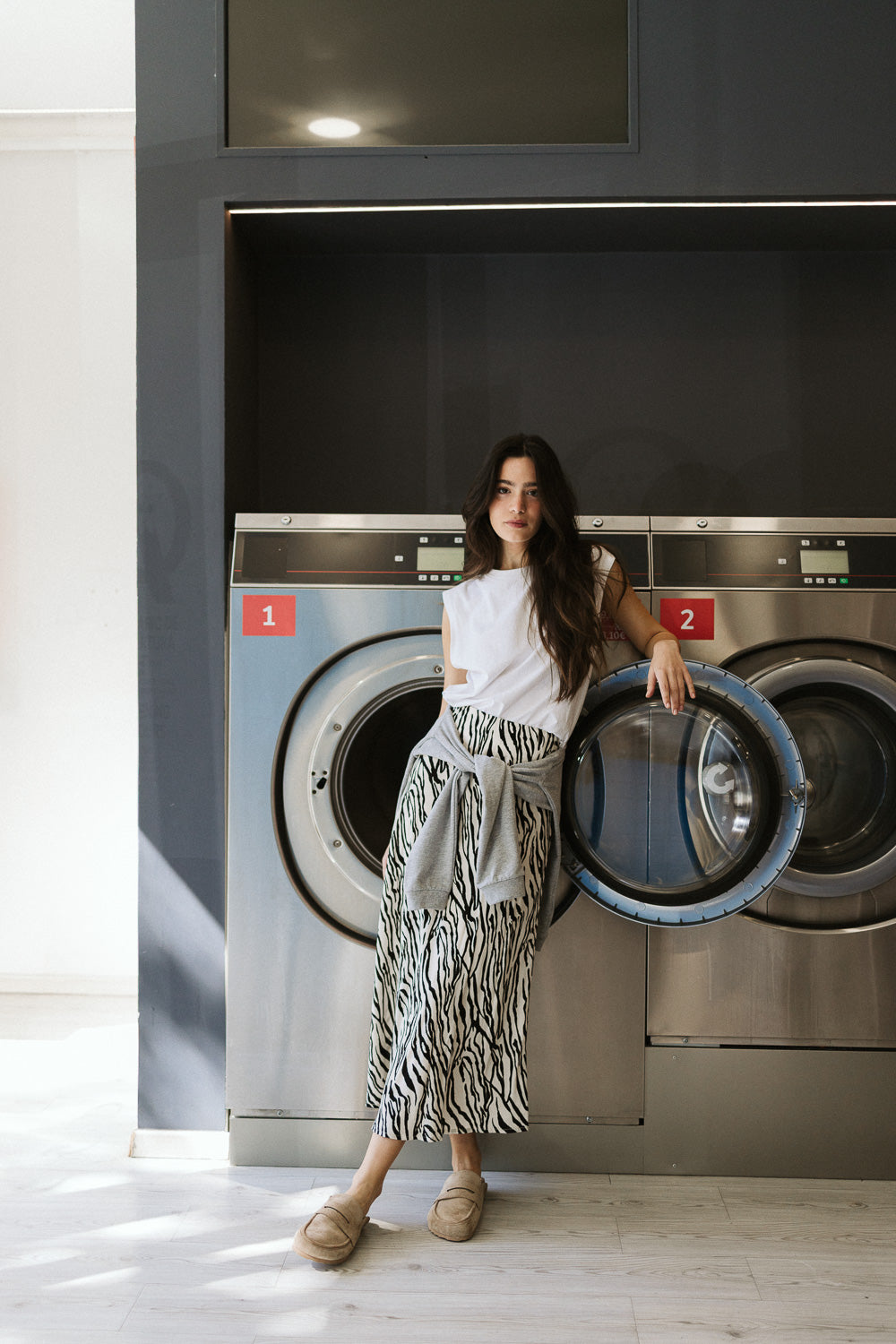 Saia midi Yves Bambula em viscose bege/preta