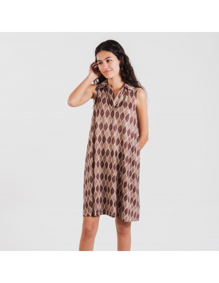 Vestido corto cuello y solapa soft Carlota marrón Vestido corto cuello y solapa soft Carlota marrón