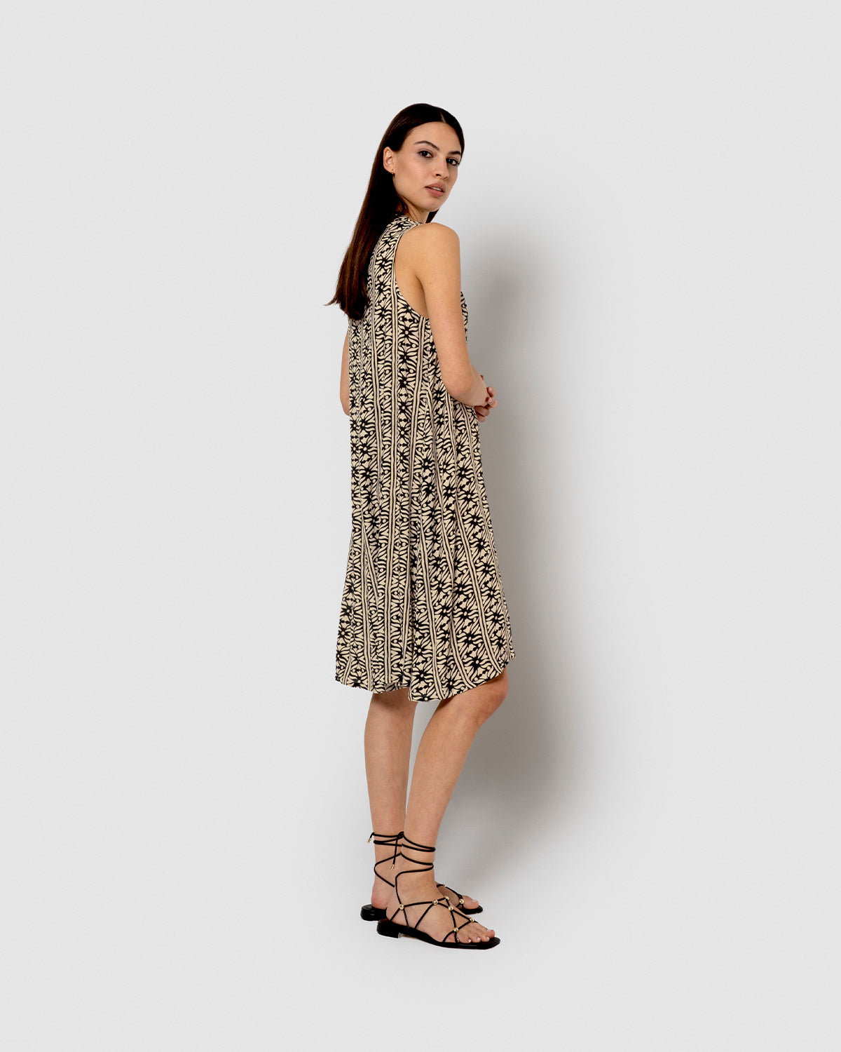 Vestido corto bambula detalles plisados nito negro