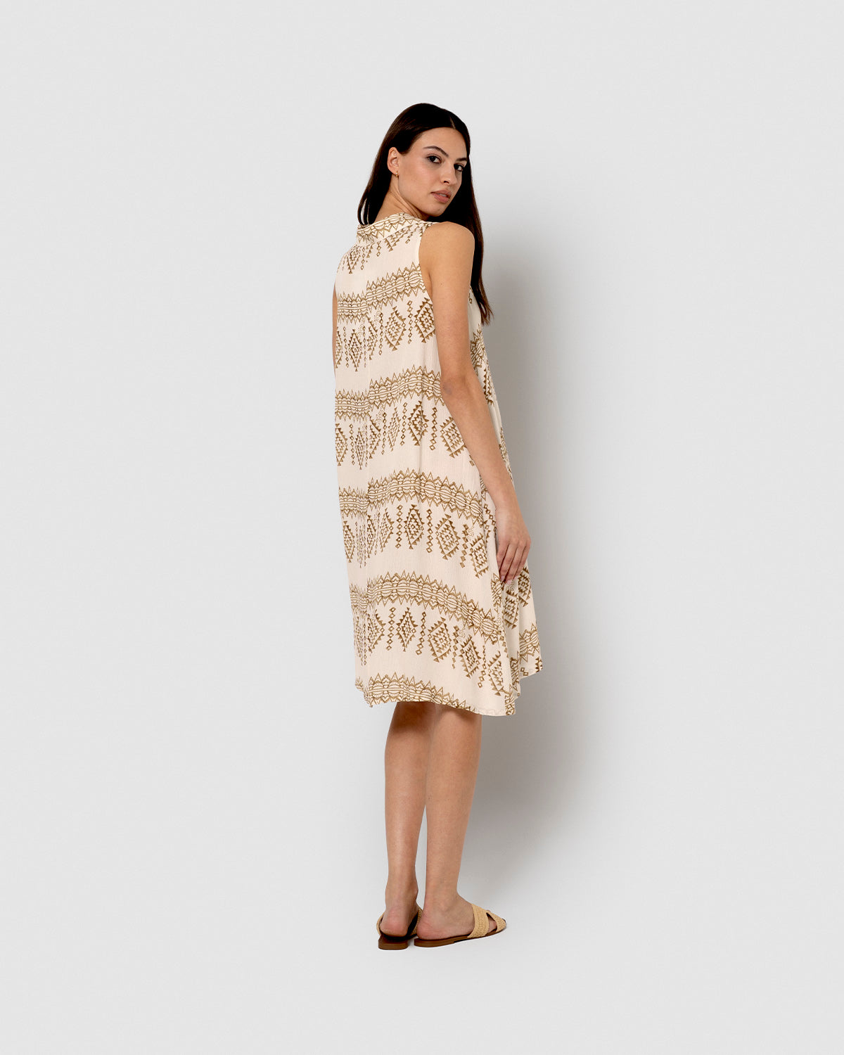 Vestido corto bambula detalles plisados bora beige